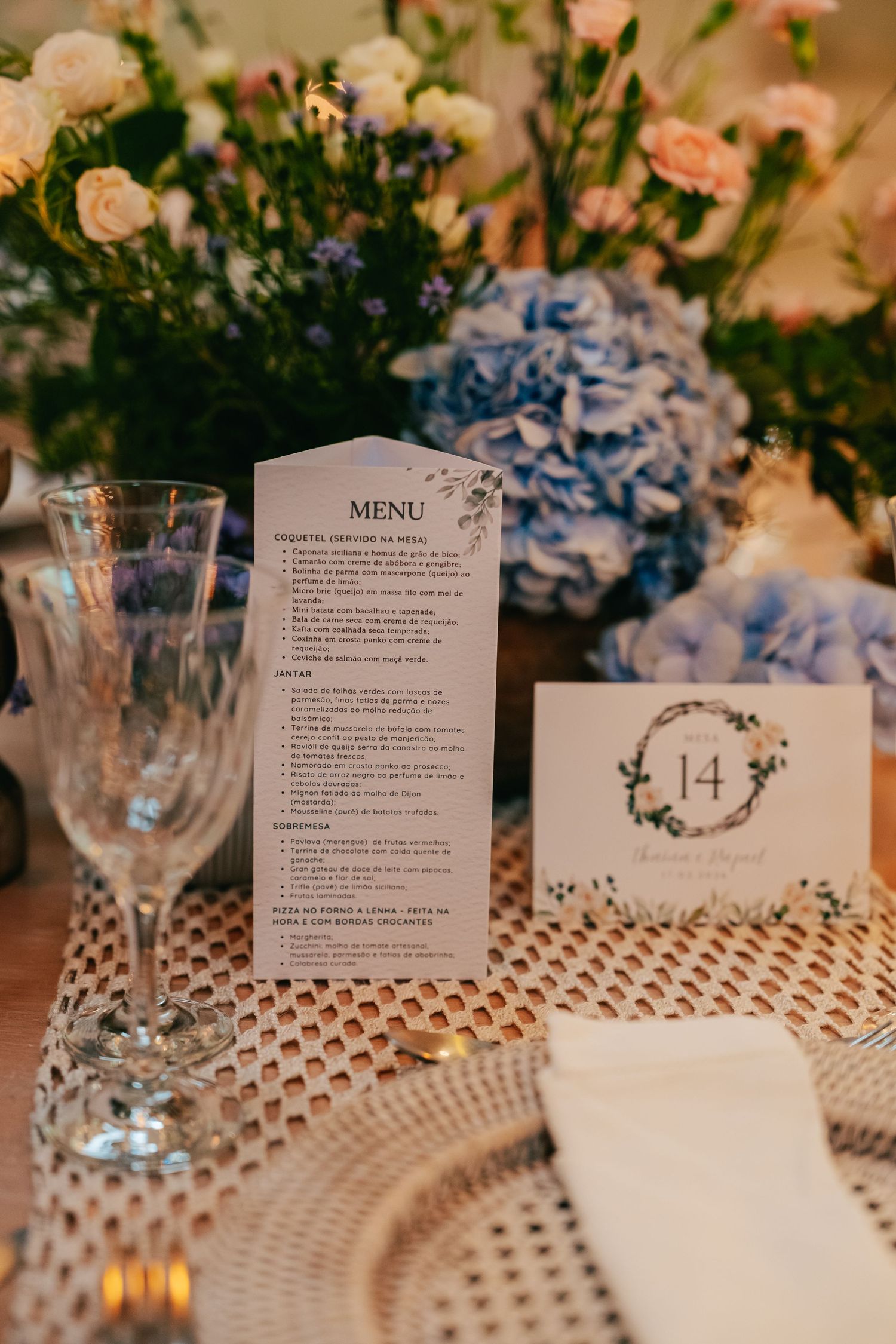 Botanical wedding details at Botânico Quintal featuring blue hydrangeas and Brazilian sweets.