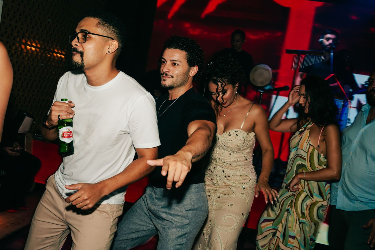 High-energy Brazilian wedding reception with pagode band at Botânico Quintal in São Paulo.