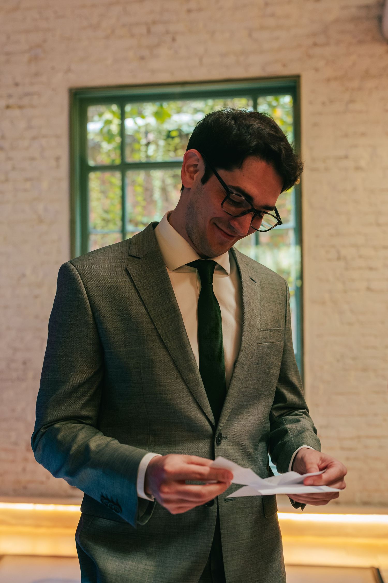 Bride and groom delivering handwritten letters before ceremony at Botânico Quintal in São Paulo.
