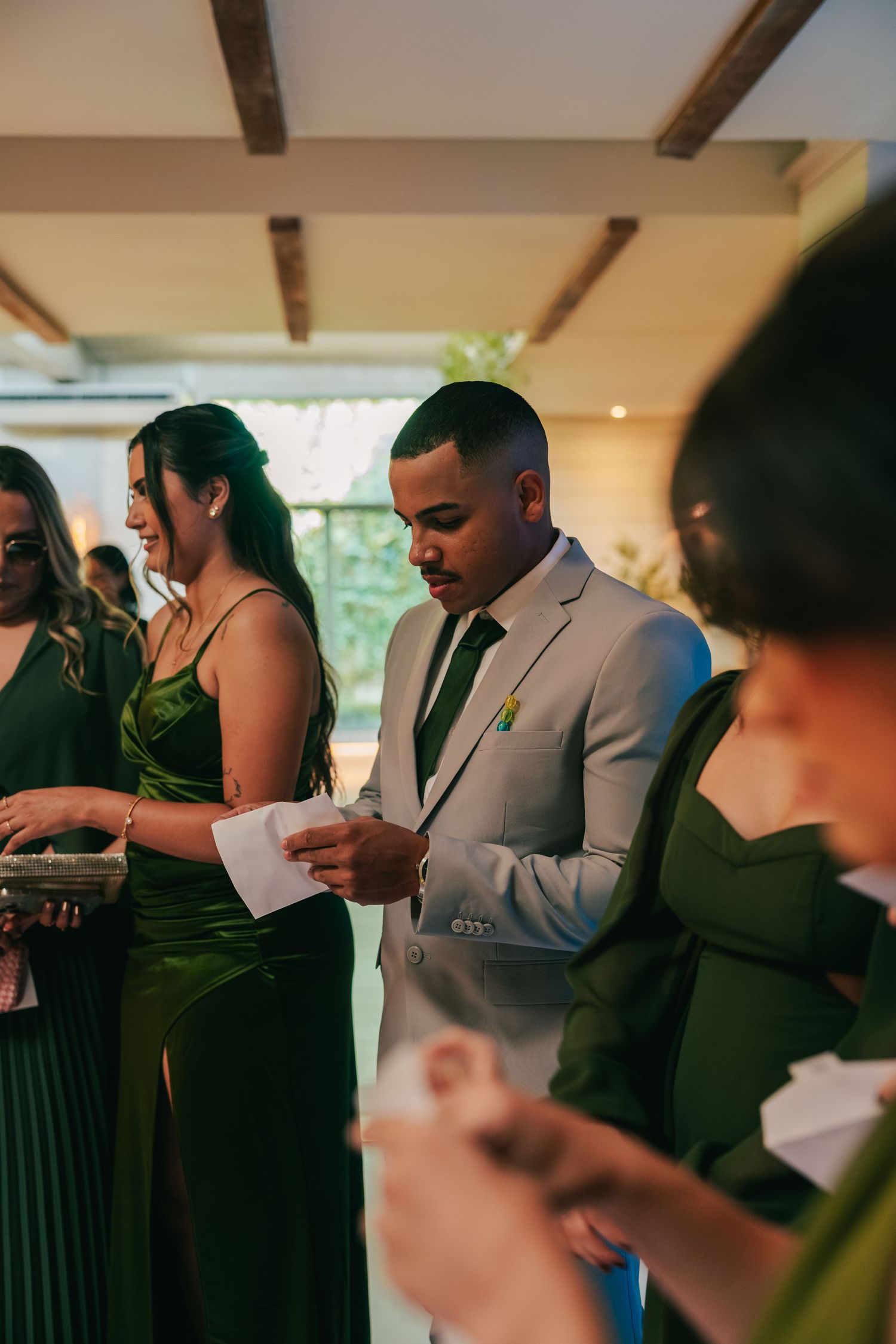 Bride and groom delivering handwritten letters before ceremony at Botânico Quintal in São Paulo.