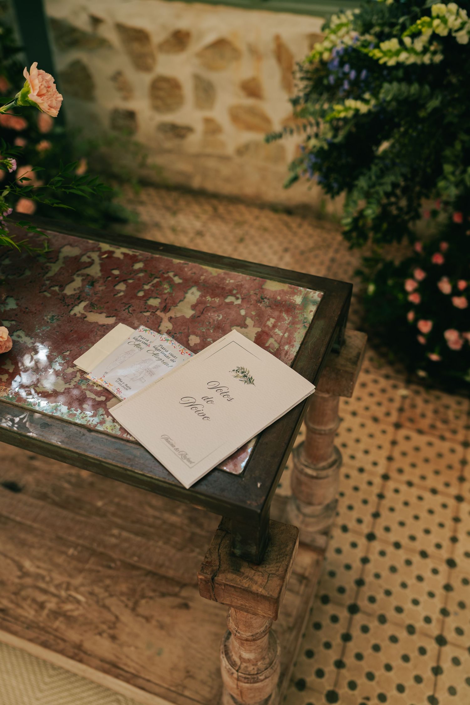 Botanical wedding details at Botânico Quintal featuring blue hydrangeas and Brazilian sweets.