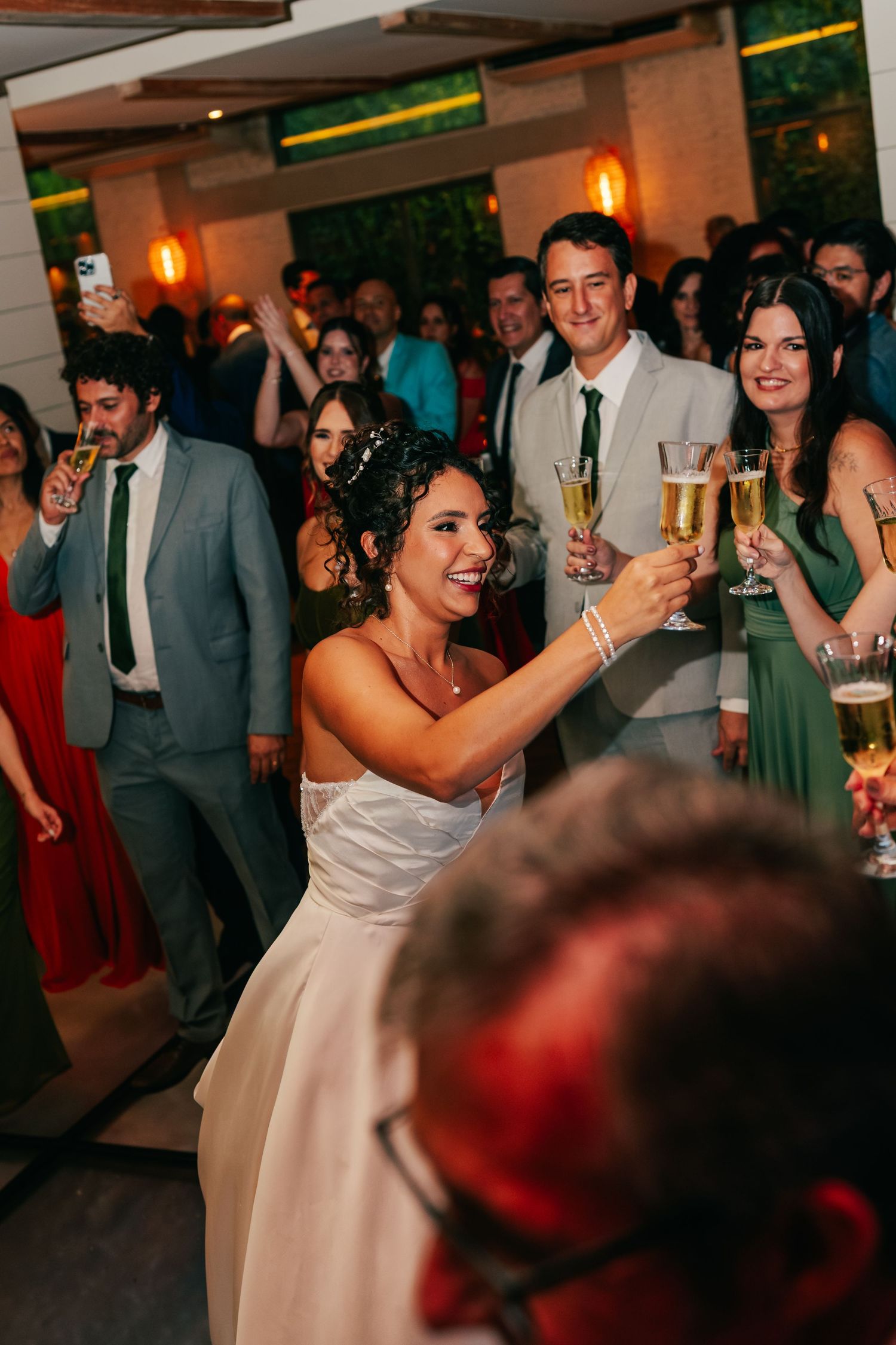 High-energy Brazilian wedding reception with pagode band at Botânico Quintal in São Paulo.