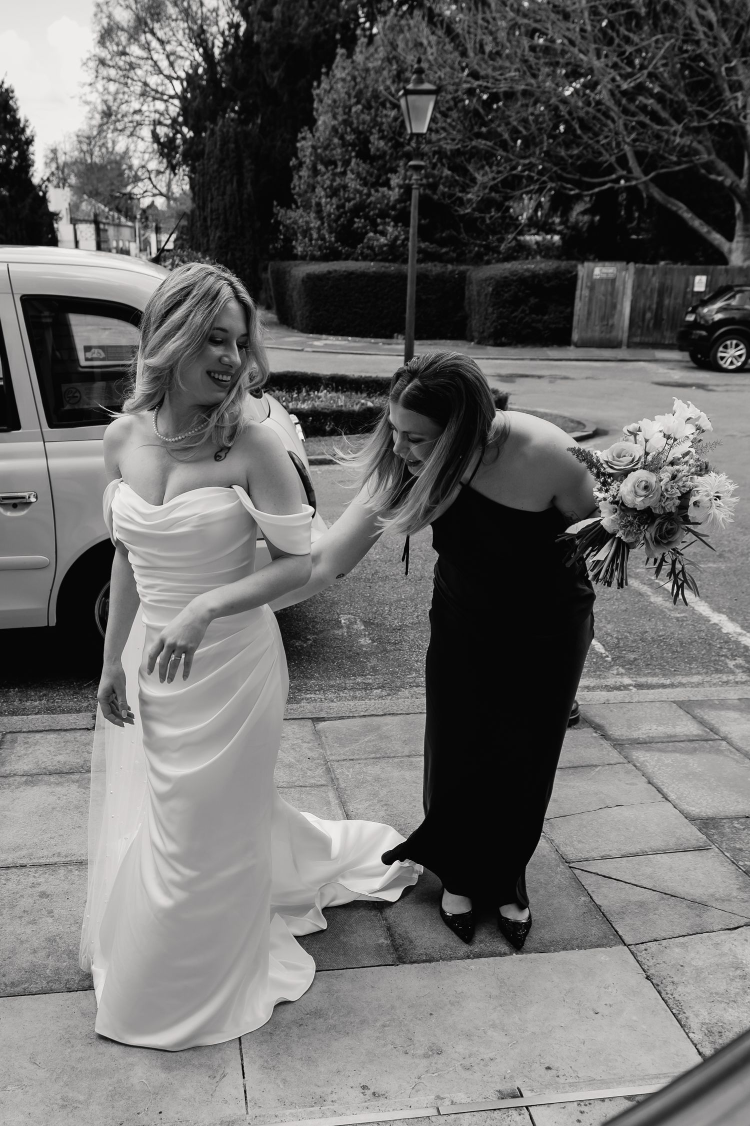 Bride arriving at York House for intimate spring wedding in Twickenham