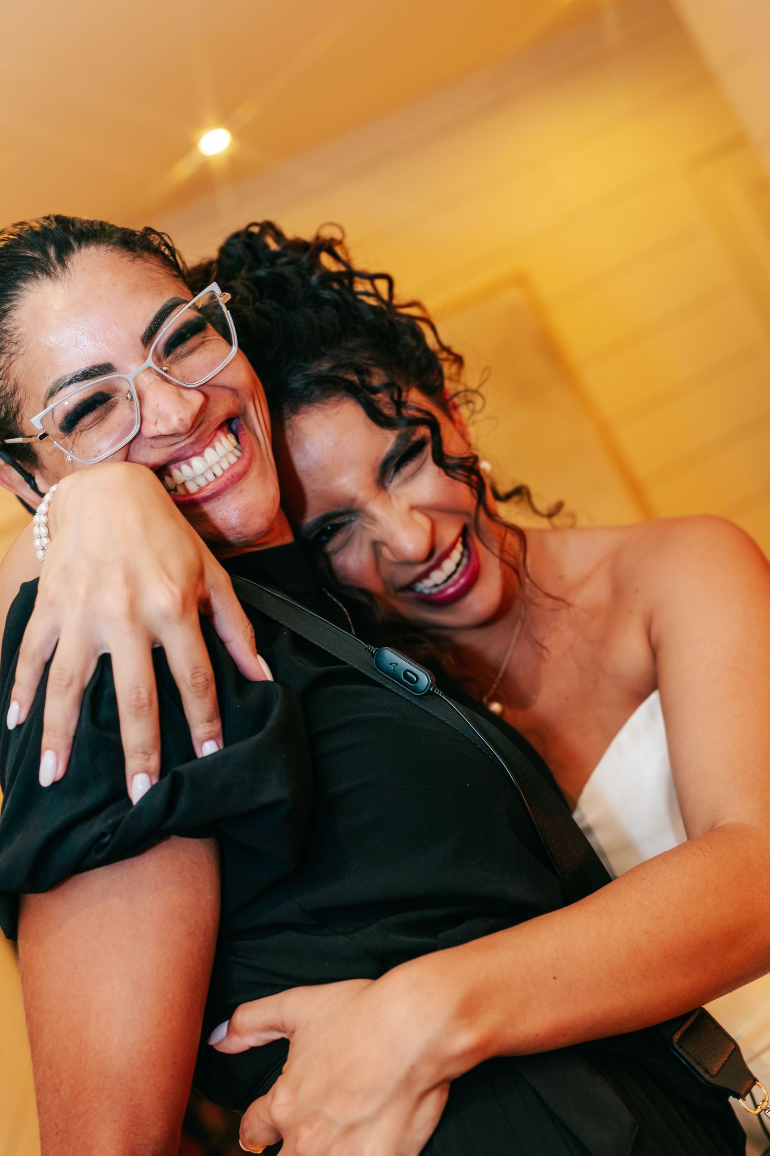 High-energy Brazilian wedding reception with pagode band at Botânico Quintal in São Paulo.