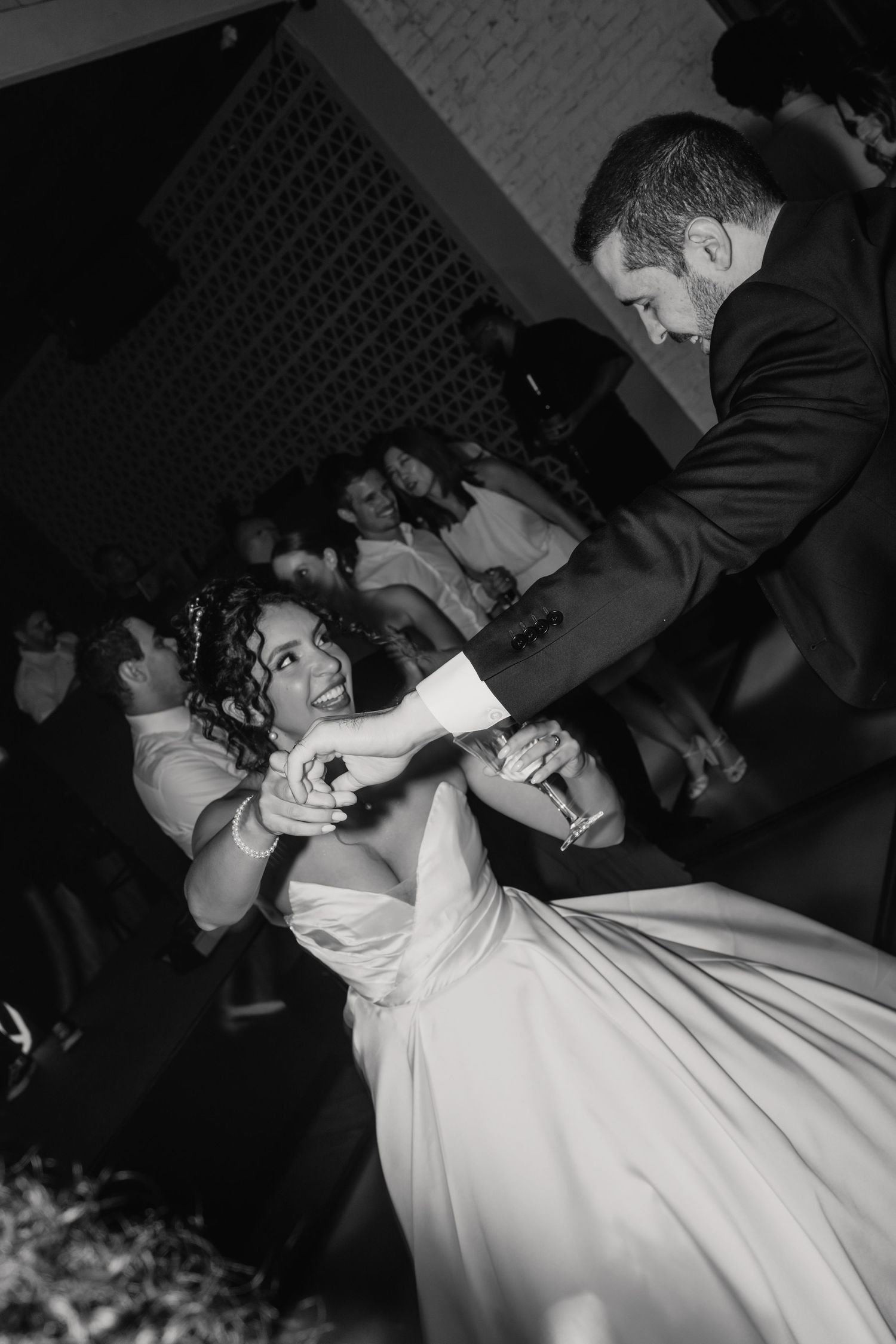 High-energy Brazilian wedding reception with pagode band at Botânico Quintal in São Paulo.