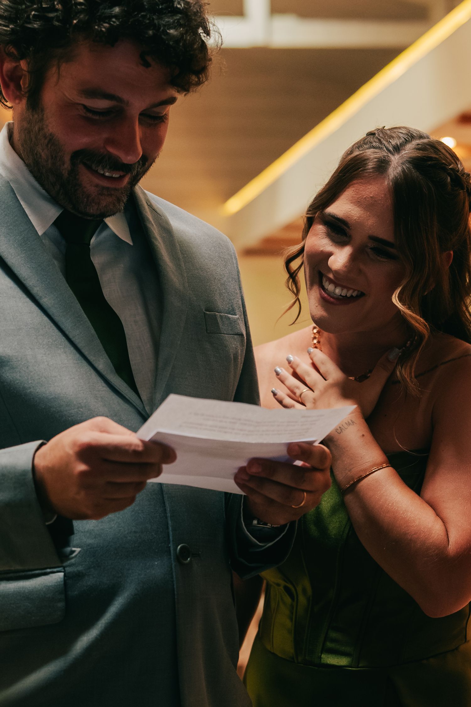 Bride and groom delivering handwritten letters before ceremony at Botânico Quintal in São Paulo.