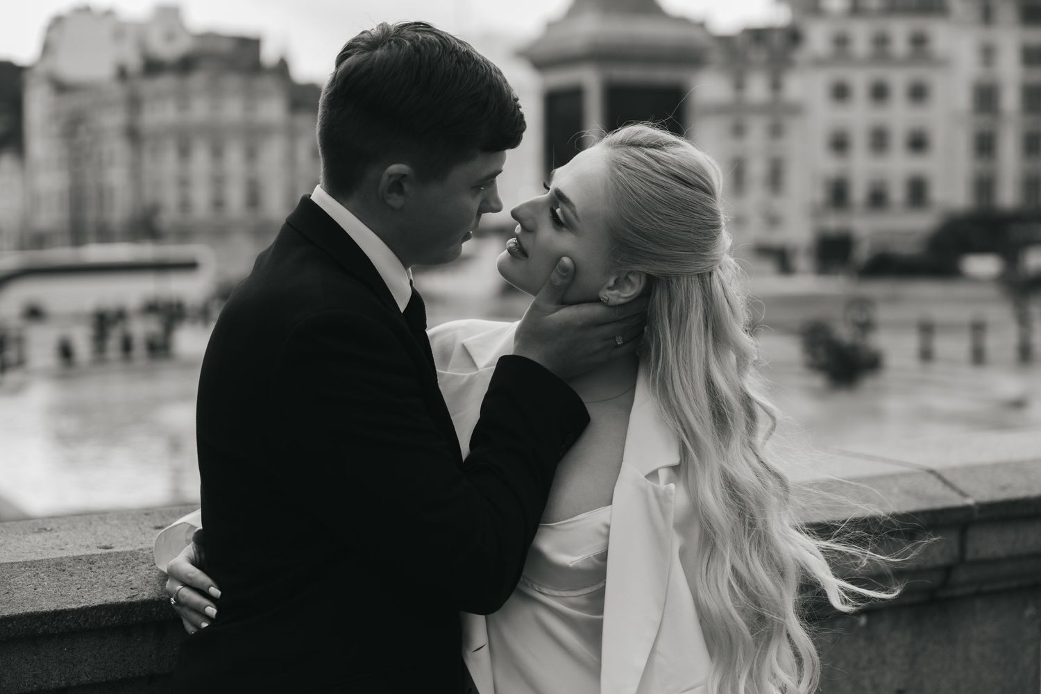 “Couple in Trafalgar Square by the National Gallery during a London couples photoshoot.”