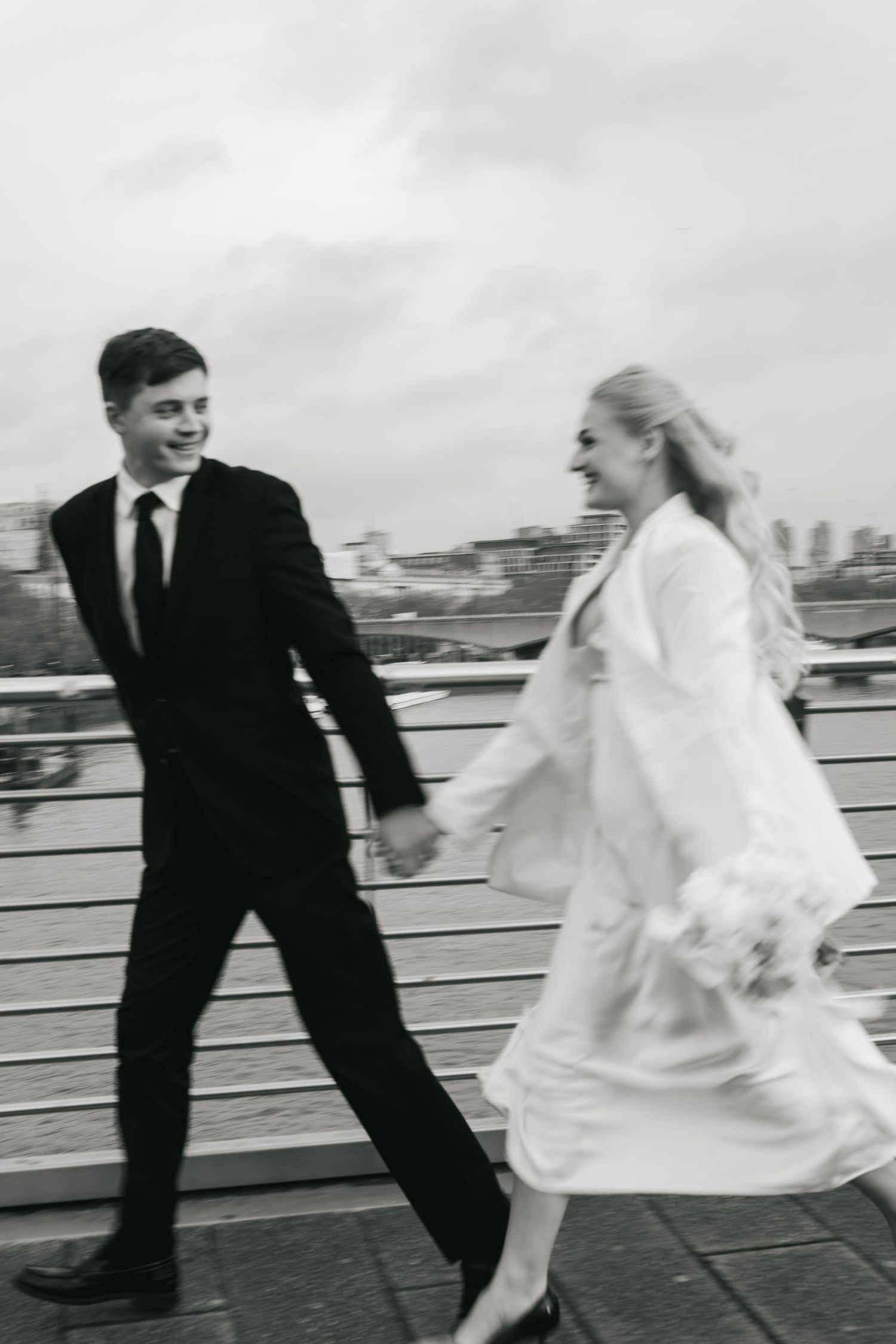 “Couple on Hungerford Bridge with London skyline views during a Central London photoshoot.”