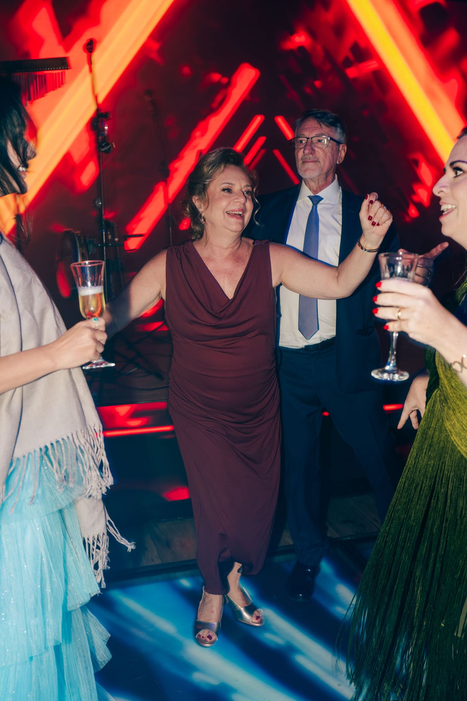 High-energy Brazilian wedding reception with pagode band at Botânico Quintal in São Paulo.