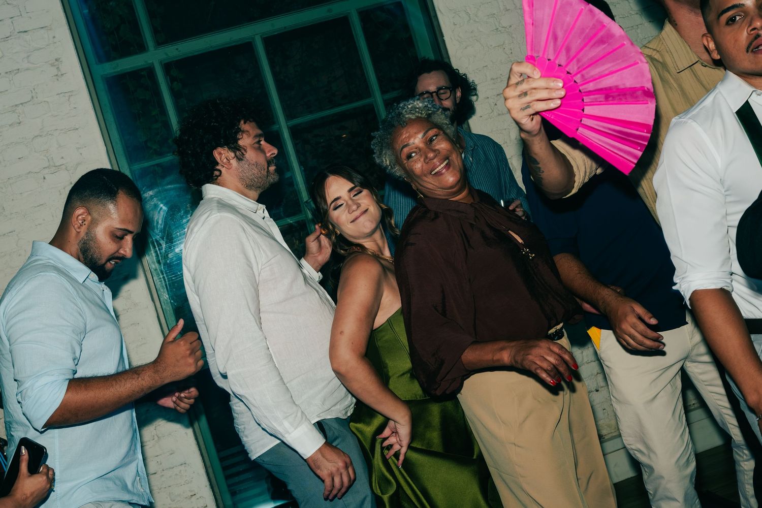 High-energy Brazilian wedding reception with pagode band at Botânico Quintal in São Paulo.
