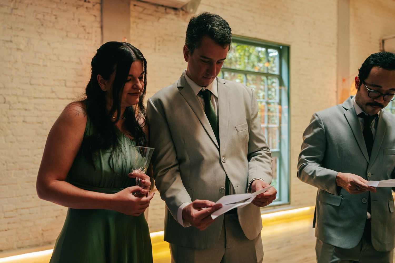Bride and groom delivering handwritten letters before ceremony at Botânico Quintal in São Paulo.