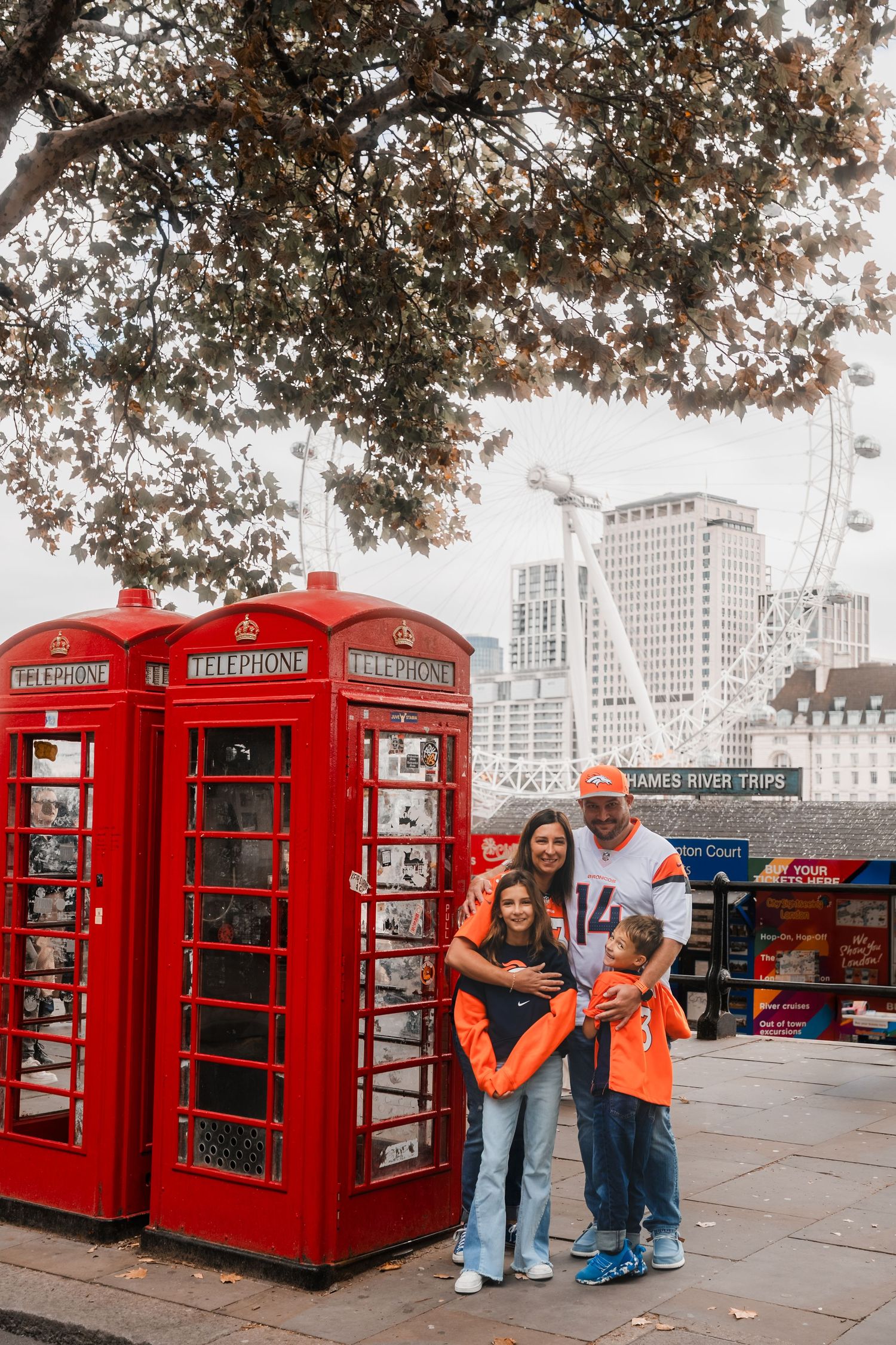 Natural family portrait in central London with iconic landmarks, photographed by London photographer @lyfphotos