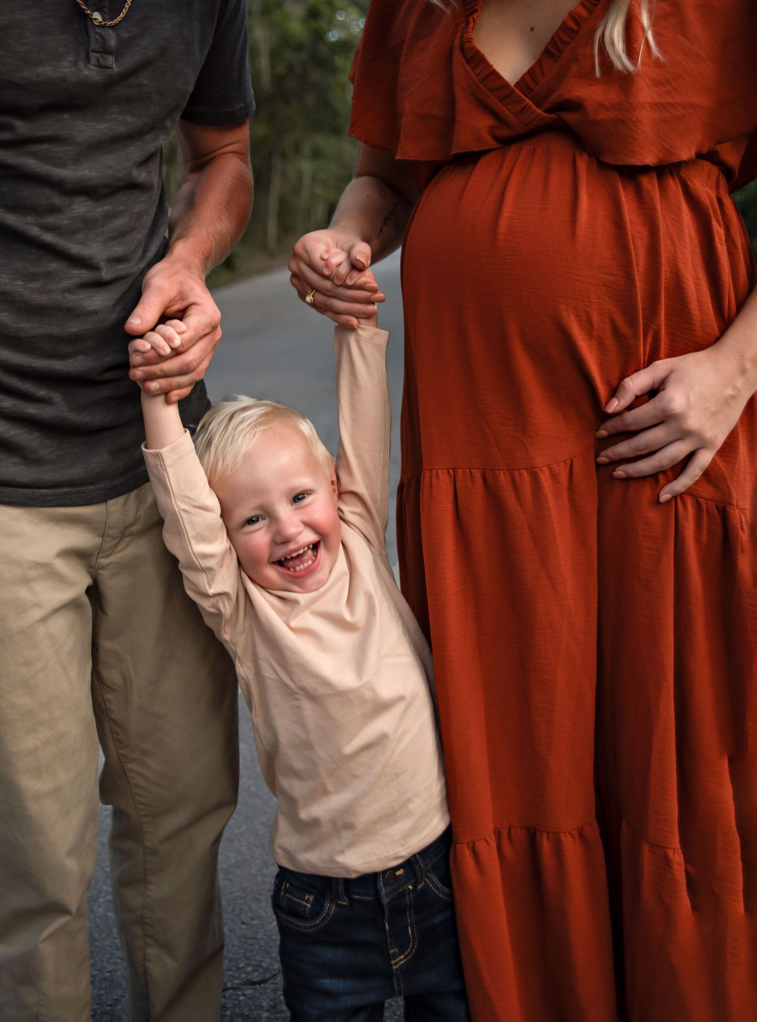Oshi Medlin Photography | Gallatin TN | maternity Outdoor session mom dad and sibling