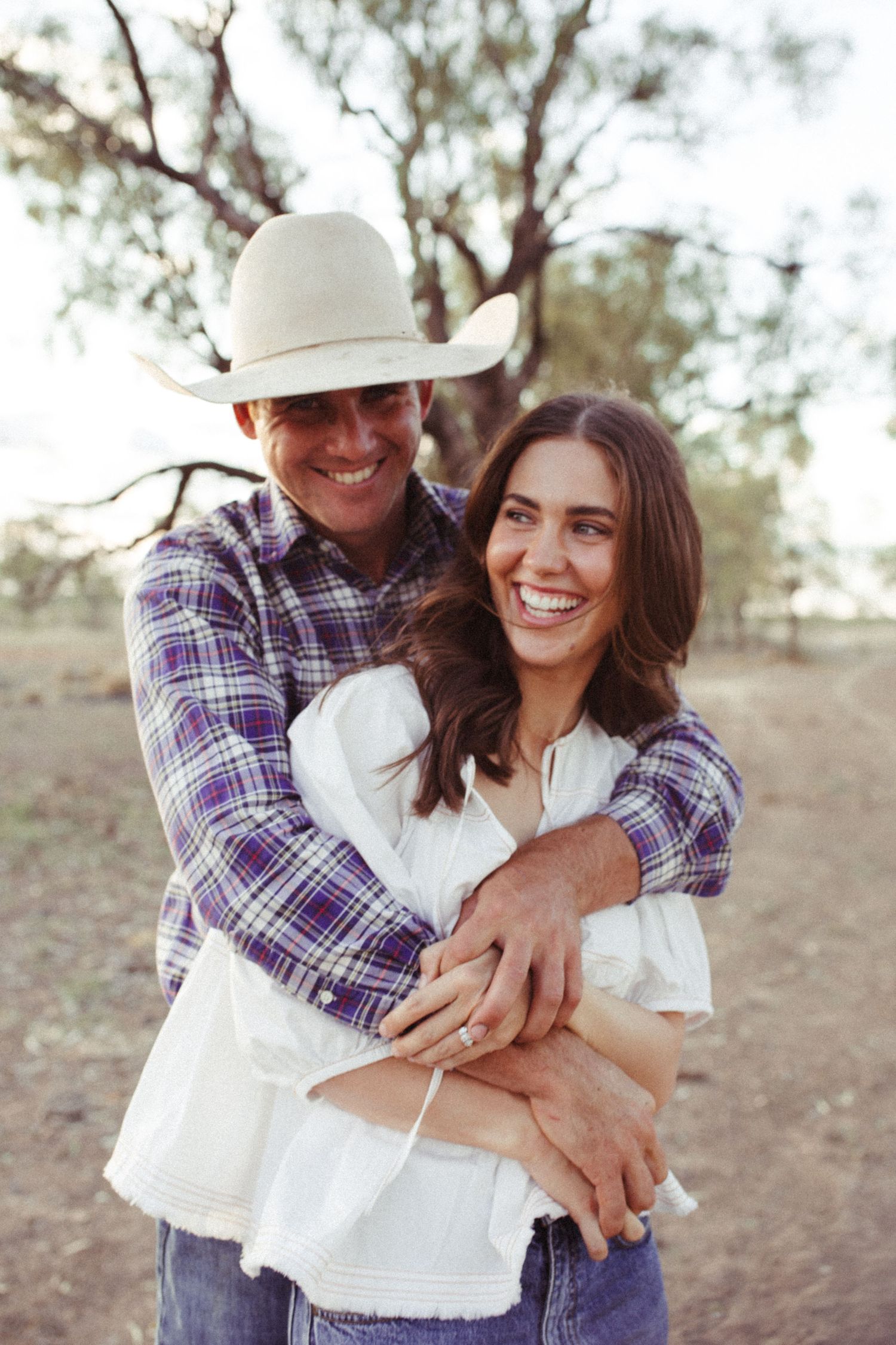couple hugging hunter valley engagement photographer