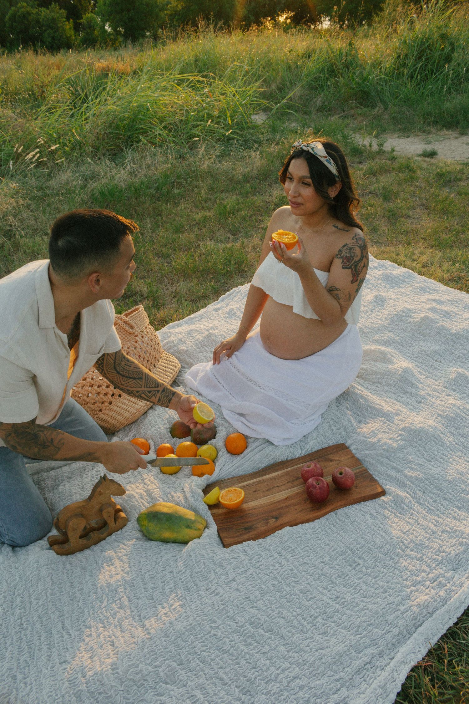 Couples maternity photoshoot during picnic