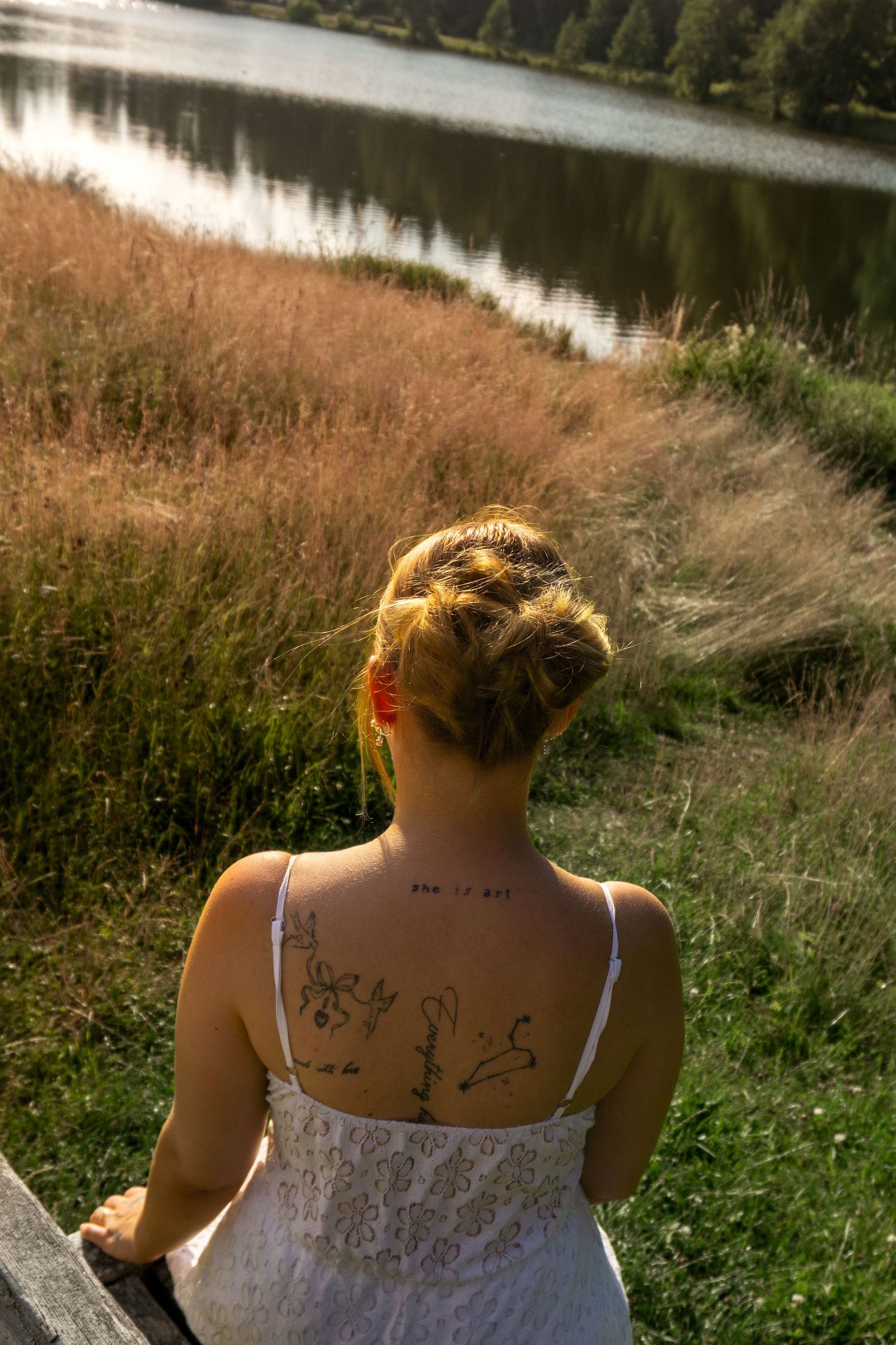 Professionelles Portraitshooting im Freien.