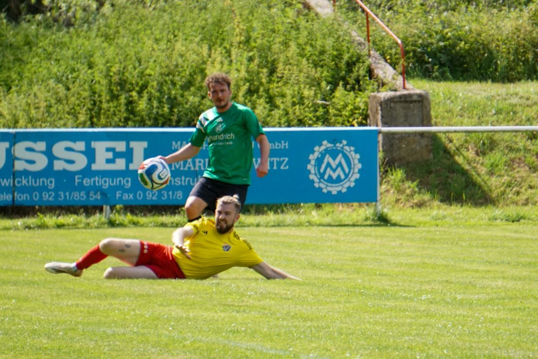 Fußballspieler im Zweikampf während eines Spiels.