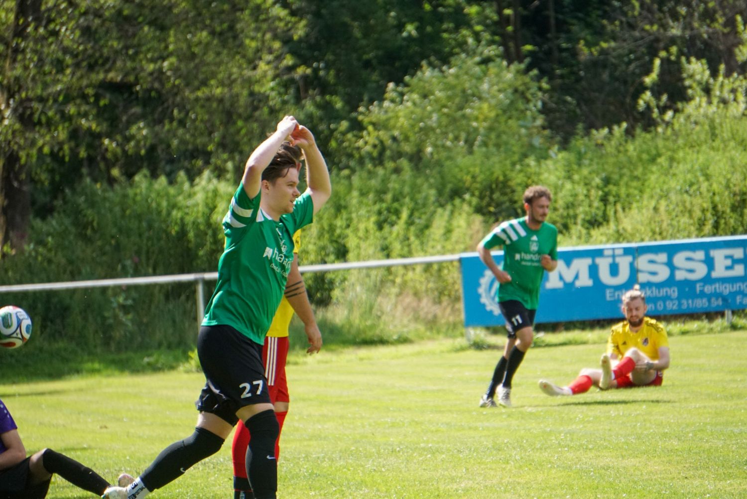 Jubel nach einem Tor im Amateurfußball.