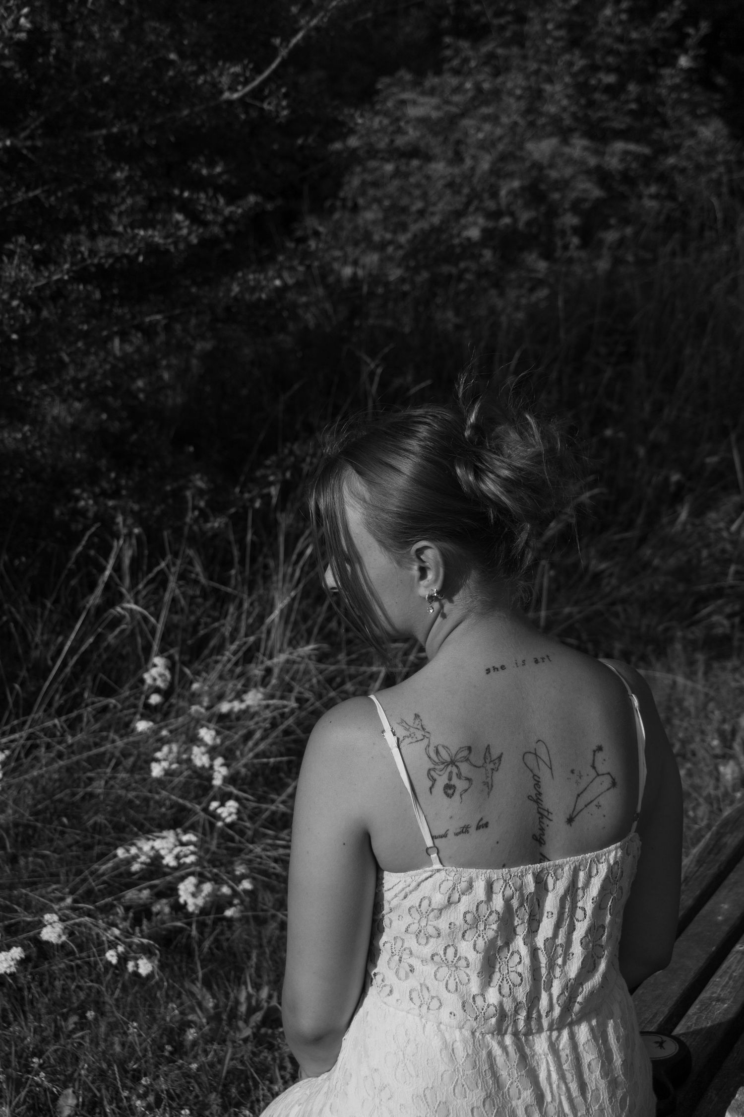 Professionelles Portraitshooting im Freien.