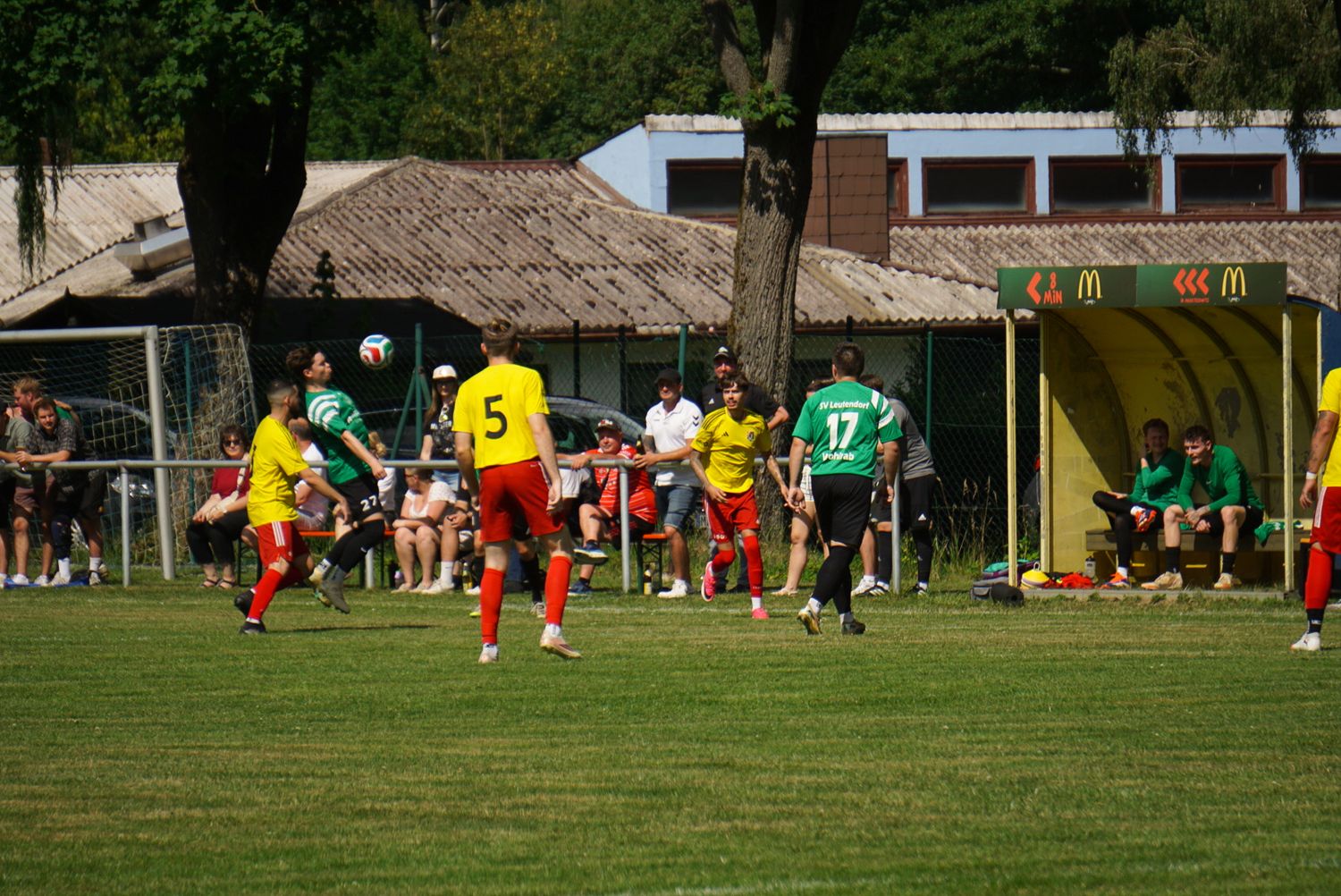 Fußballspieler im Zweikampf während eines Spiels.