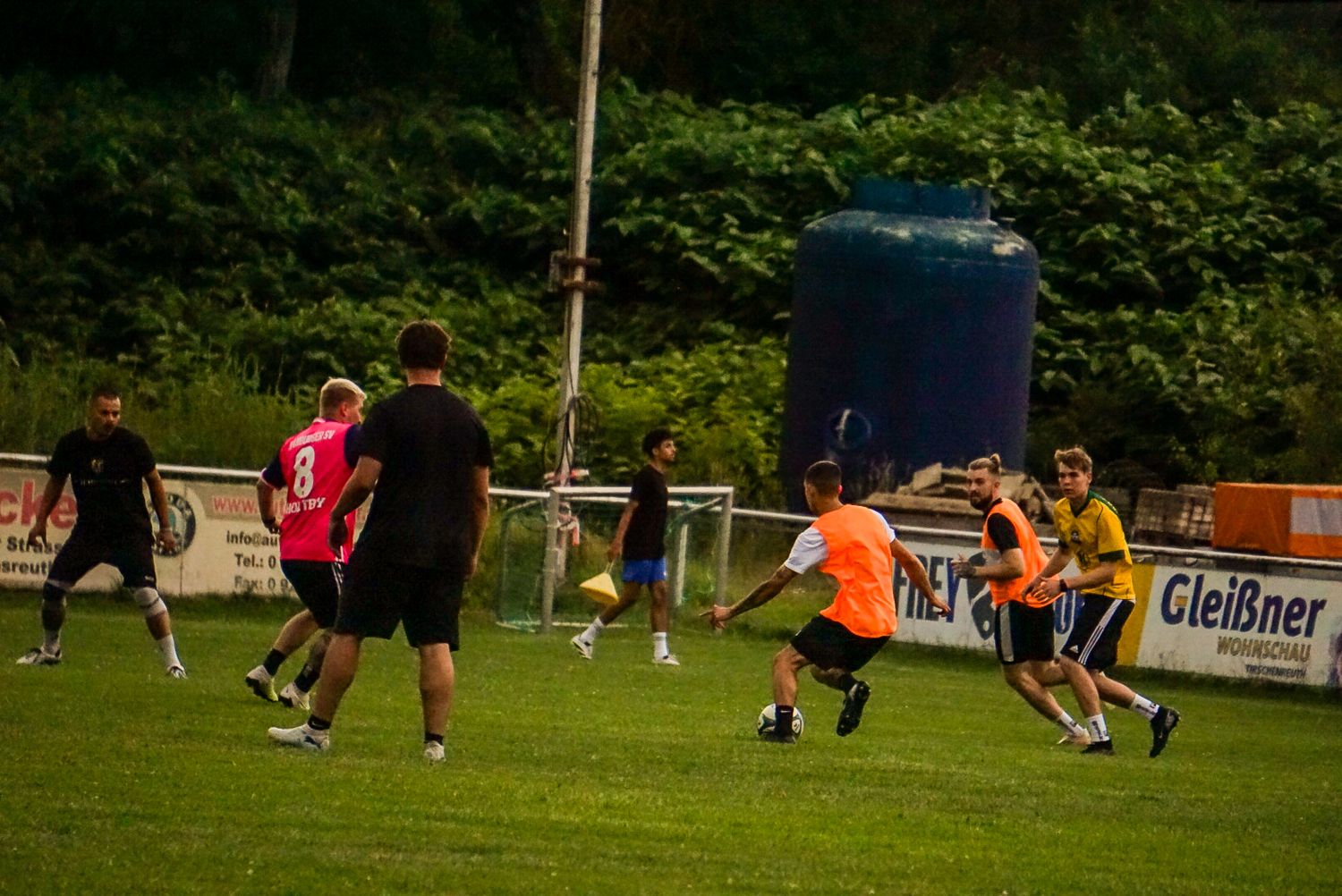 Fußballspieler im Zweikampf während eines Spiels.