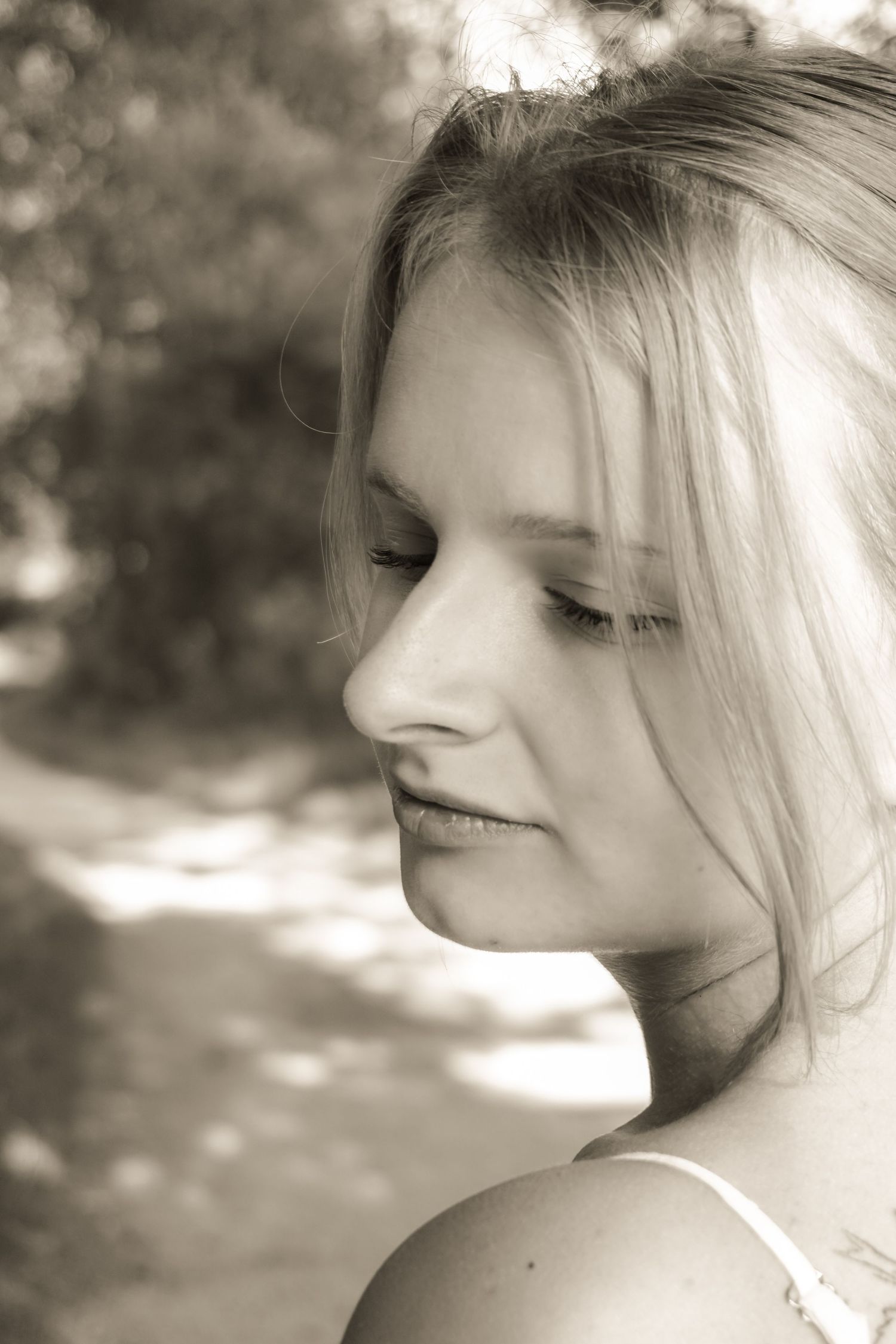 Professionelles Portraitshooting im Freien.