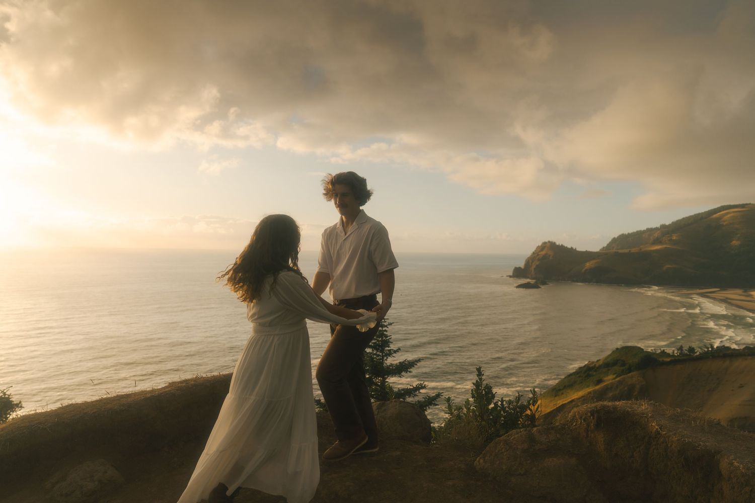 Couple hiking God's Thumb on the Oregon Coast