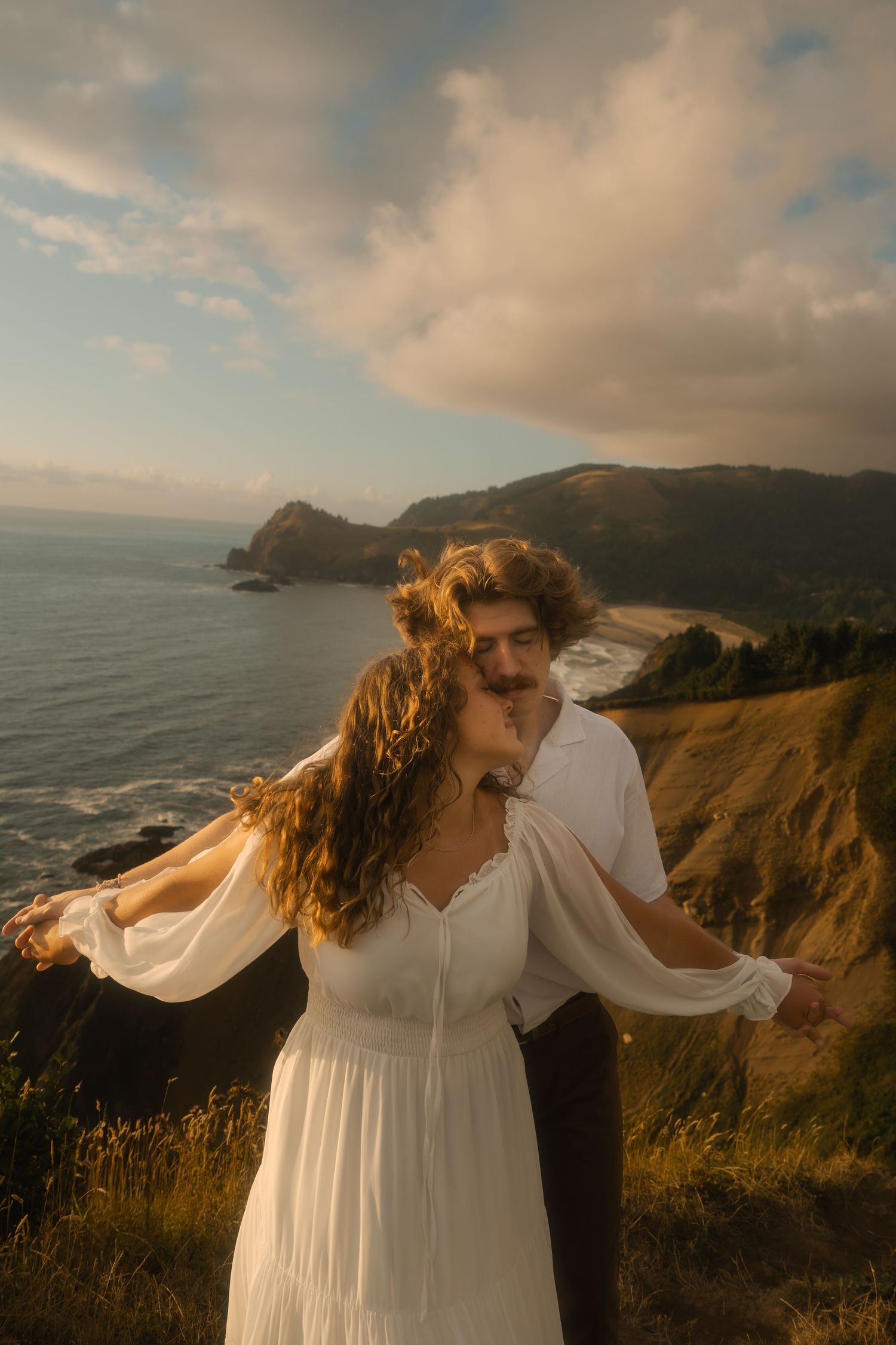 Couple hiking God's Thumb on the Oregon Coast