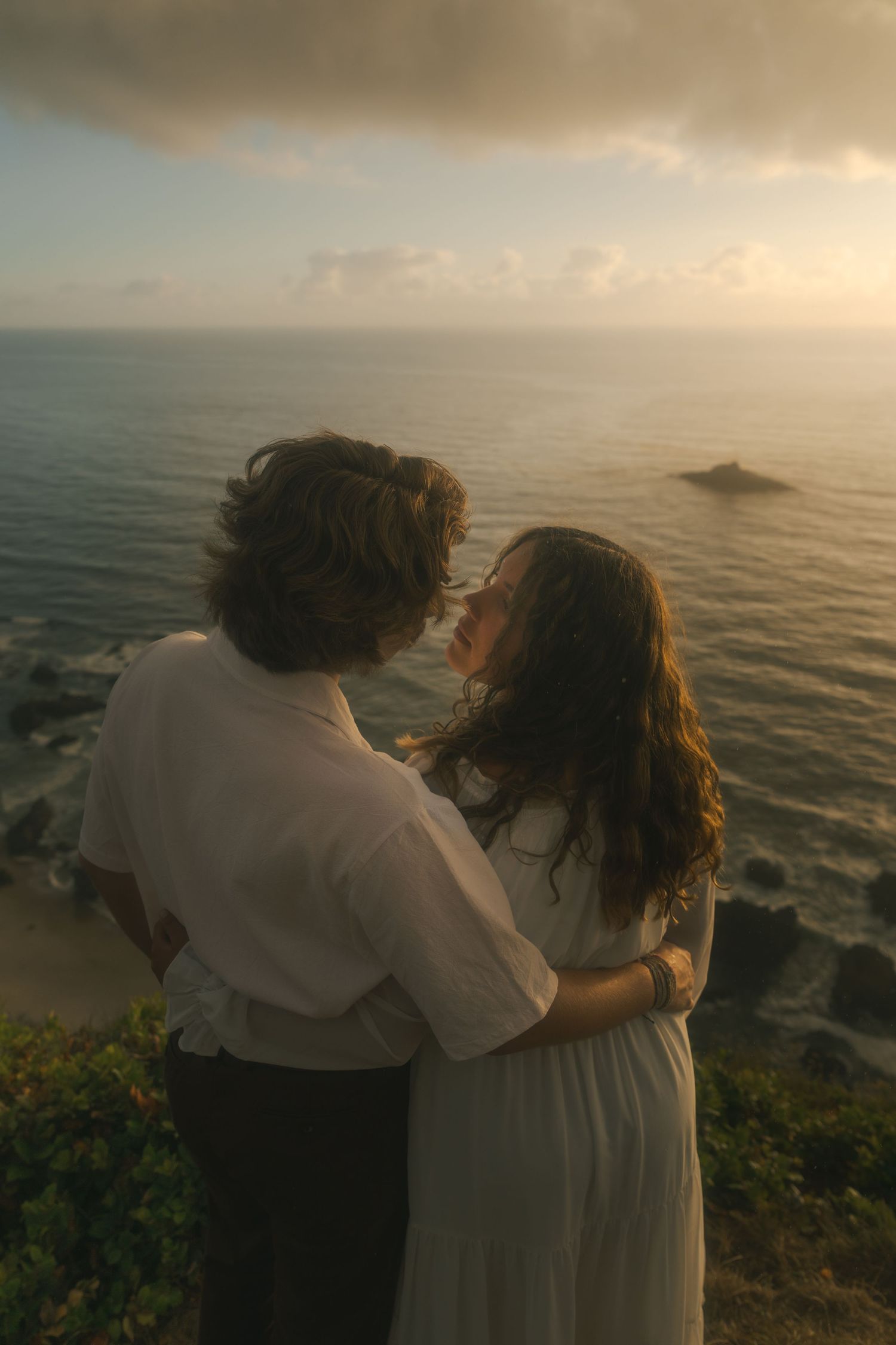 Couple hiking God's Thumb on the Oregon Coast