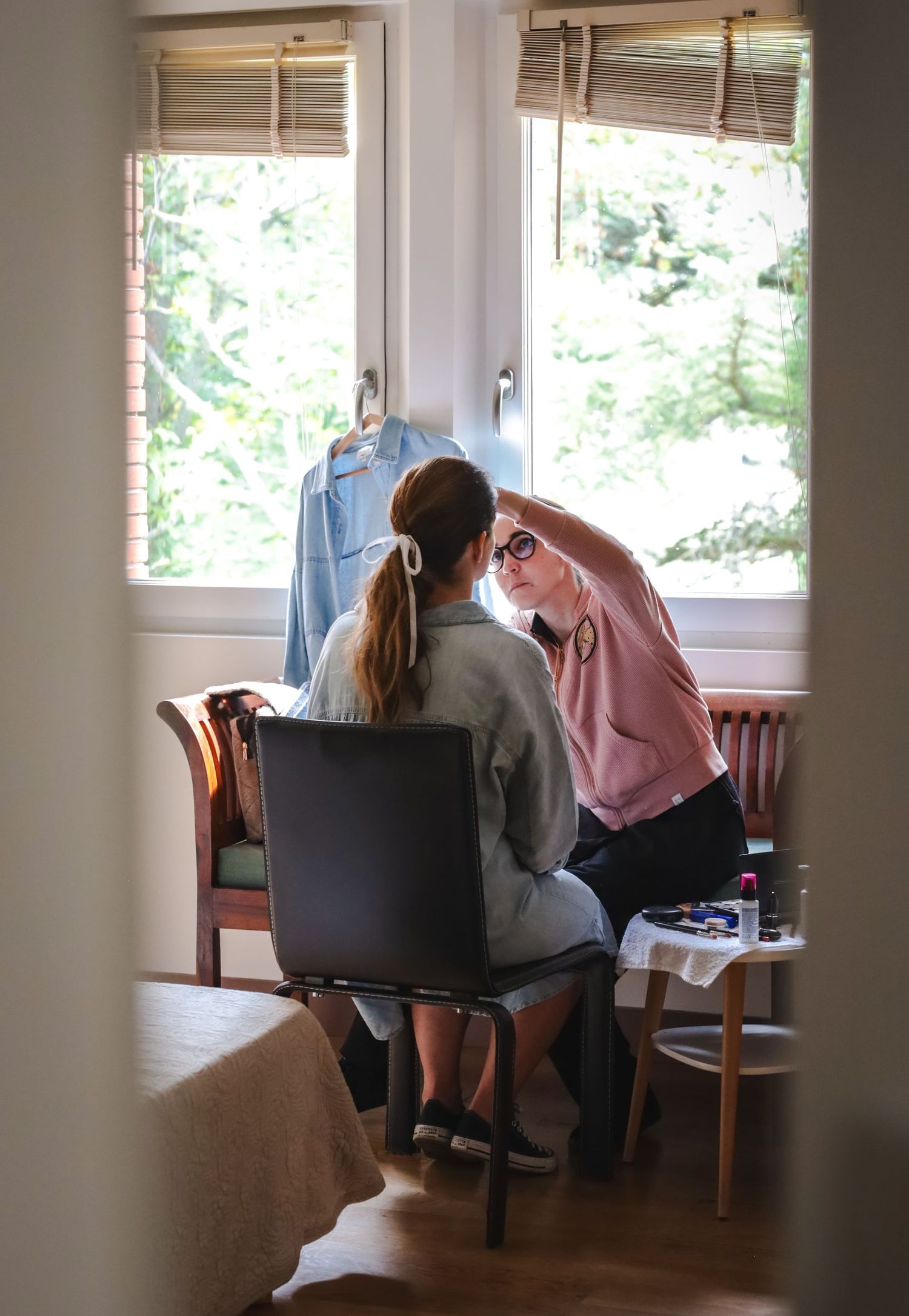 Préparation au maquillage et à la coiffure de la mariée