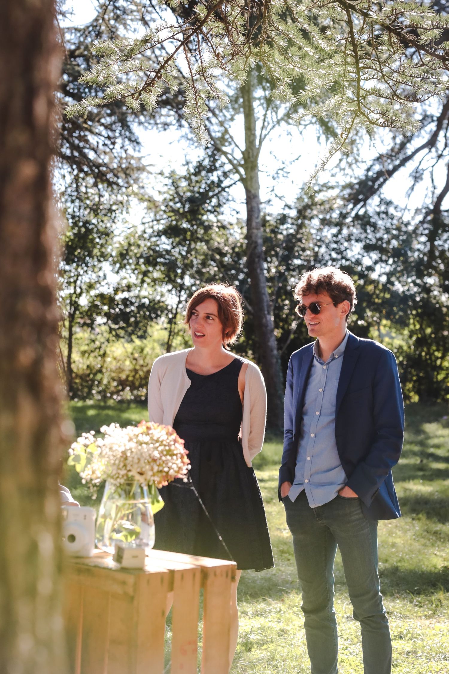 Rires et complicité des invités pendant un mariage dans le Sud de la France.