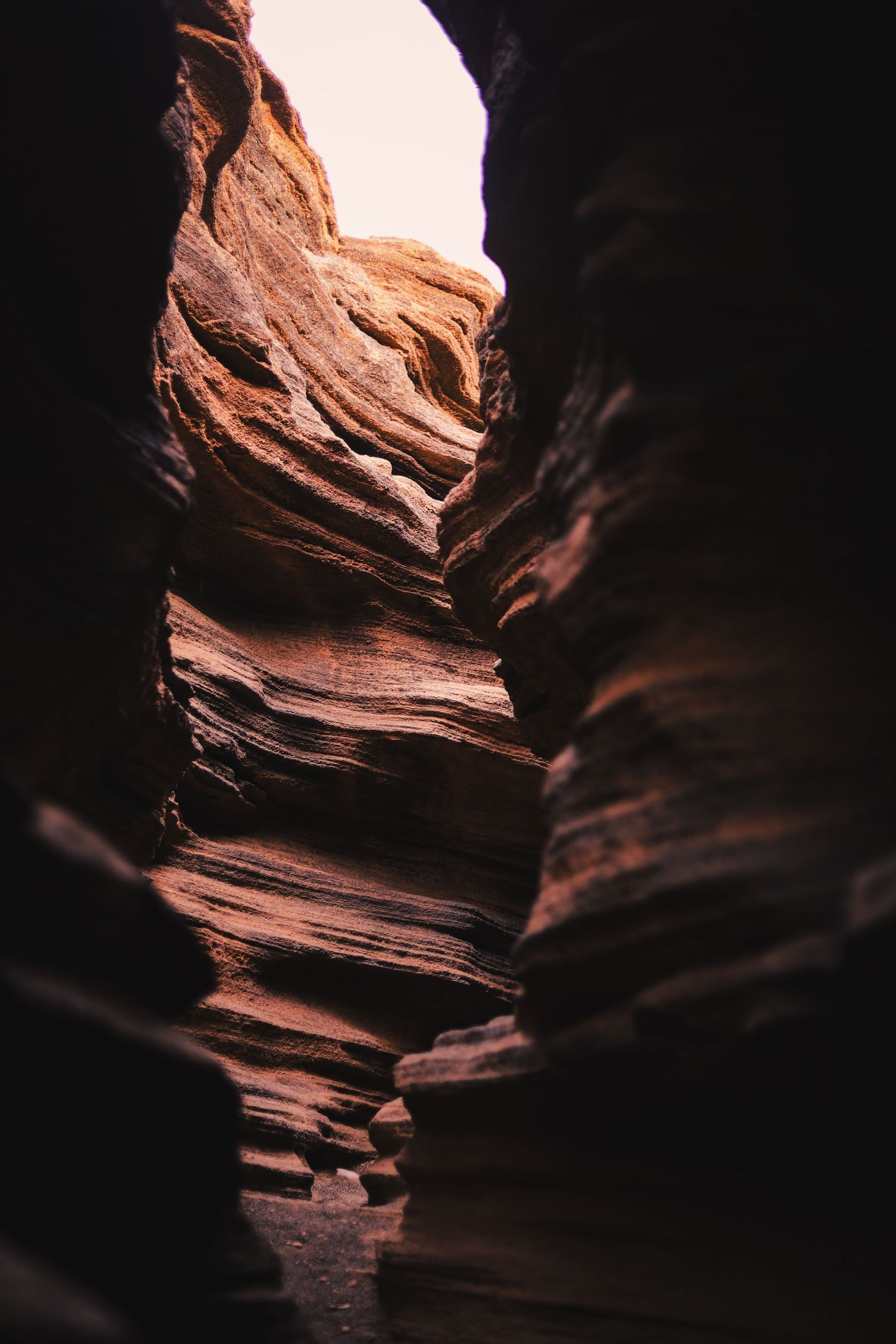 Photographie de paysage graphique à Las Grietas, Lanzarote. Jeu de lumière naturelle et de textures rocheuses volcaniques.