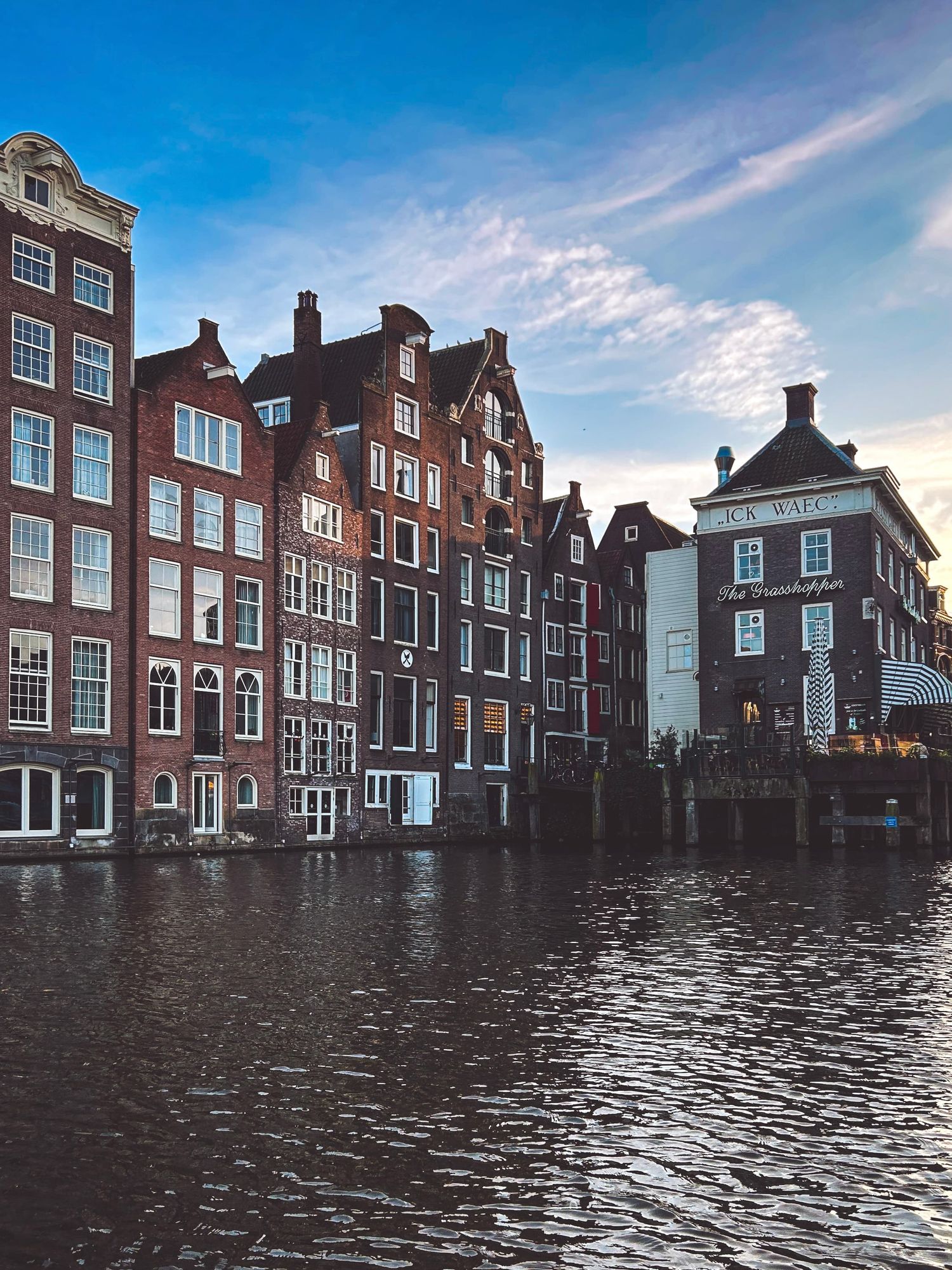Lac du Damrak à Amsterdam avec ces maisons typiques et colorées.
