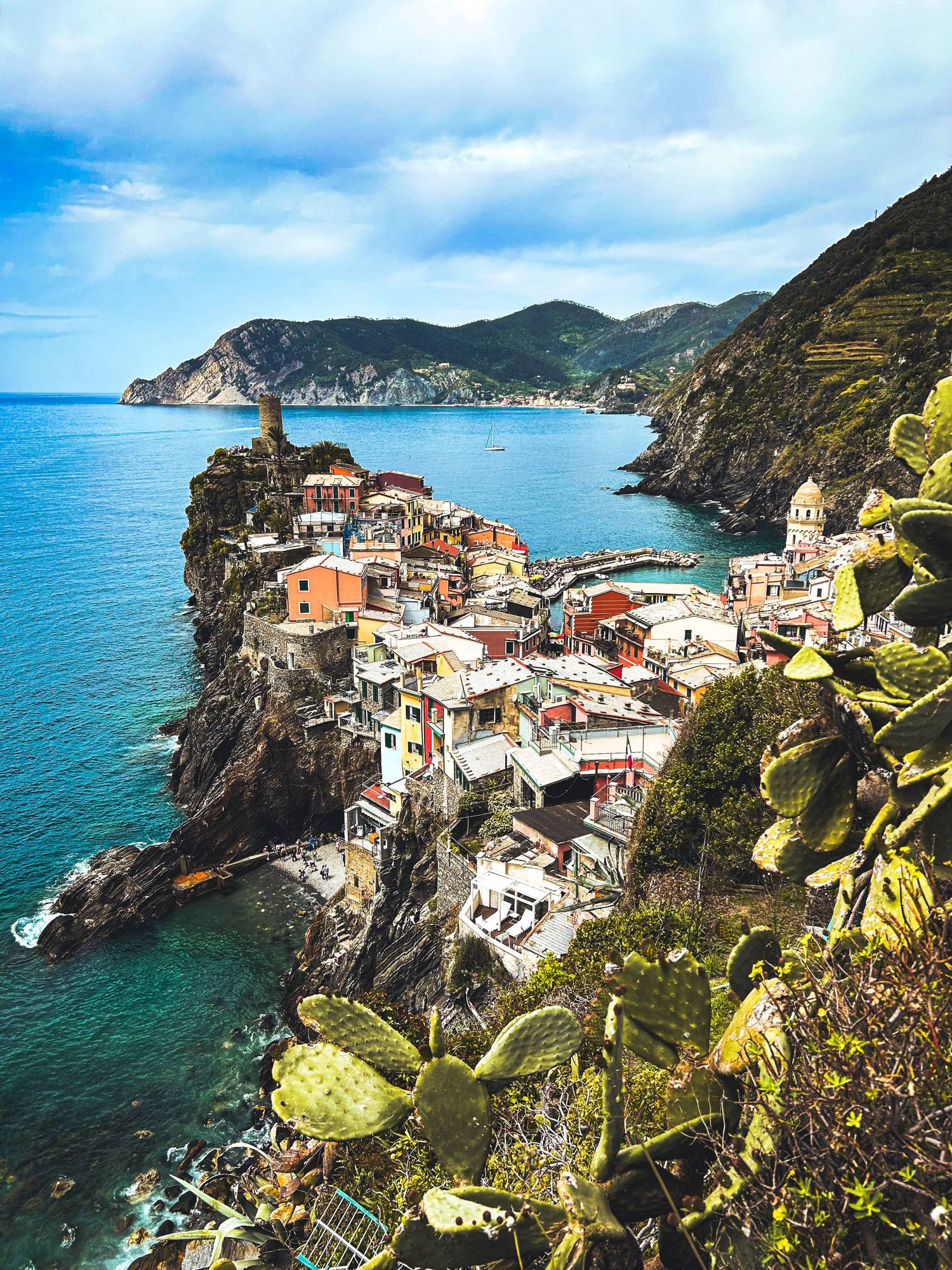 Point de vue du village de Vernazza aux Cinq Terres en Italie. Dolce vita et vie colorée méditerranéenne en Italie