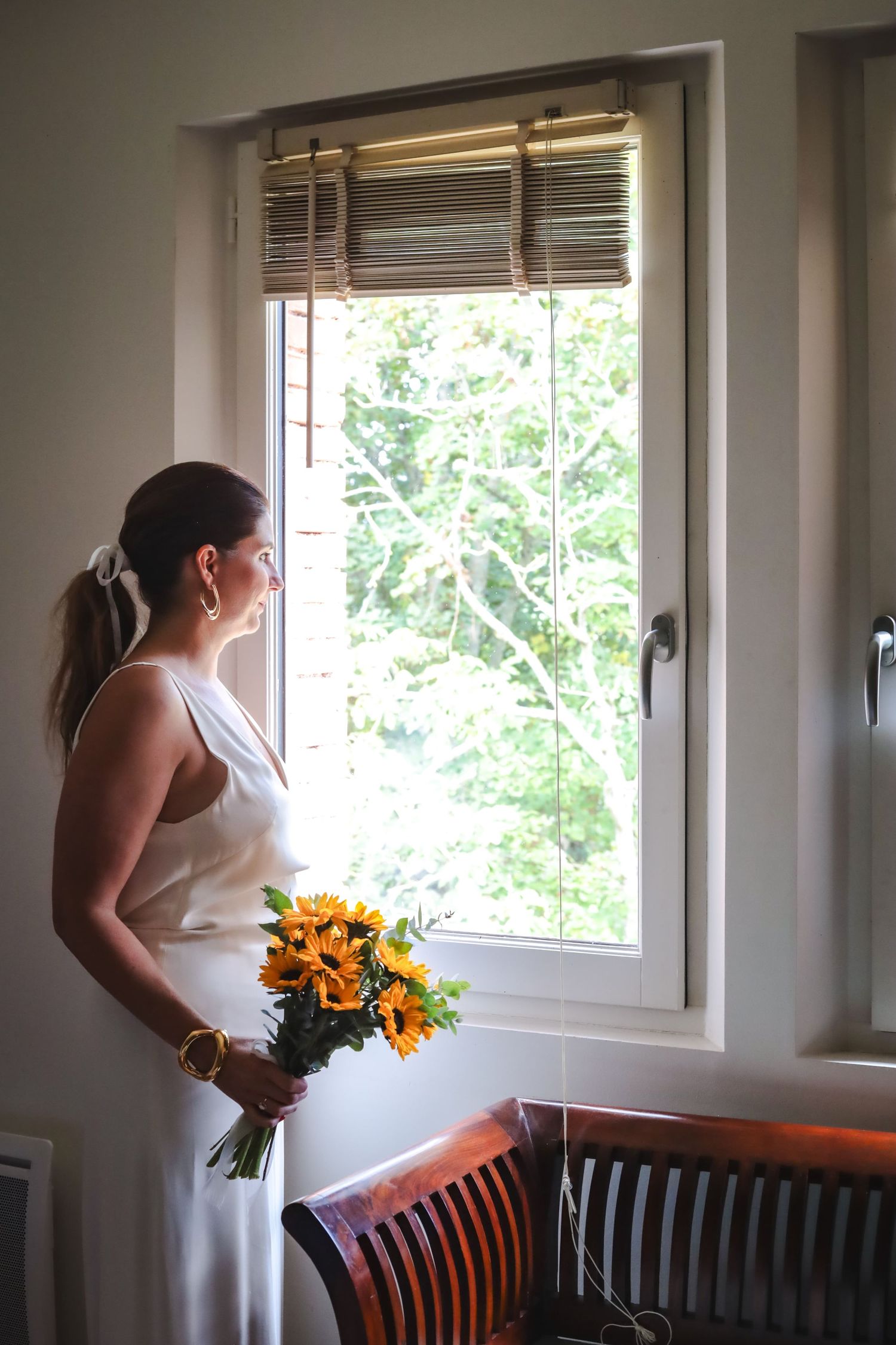 Portrait de mariée lumineux mettant en avant la douceur et l'élégance.