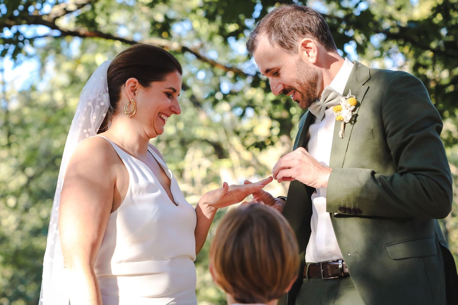 Mariage élégant en Occitanie, photo de couple spontanée, alliances