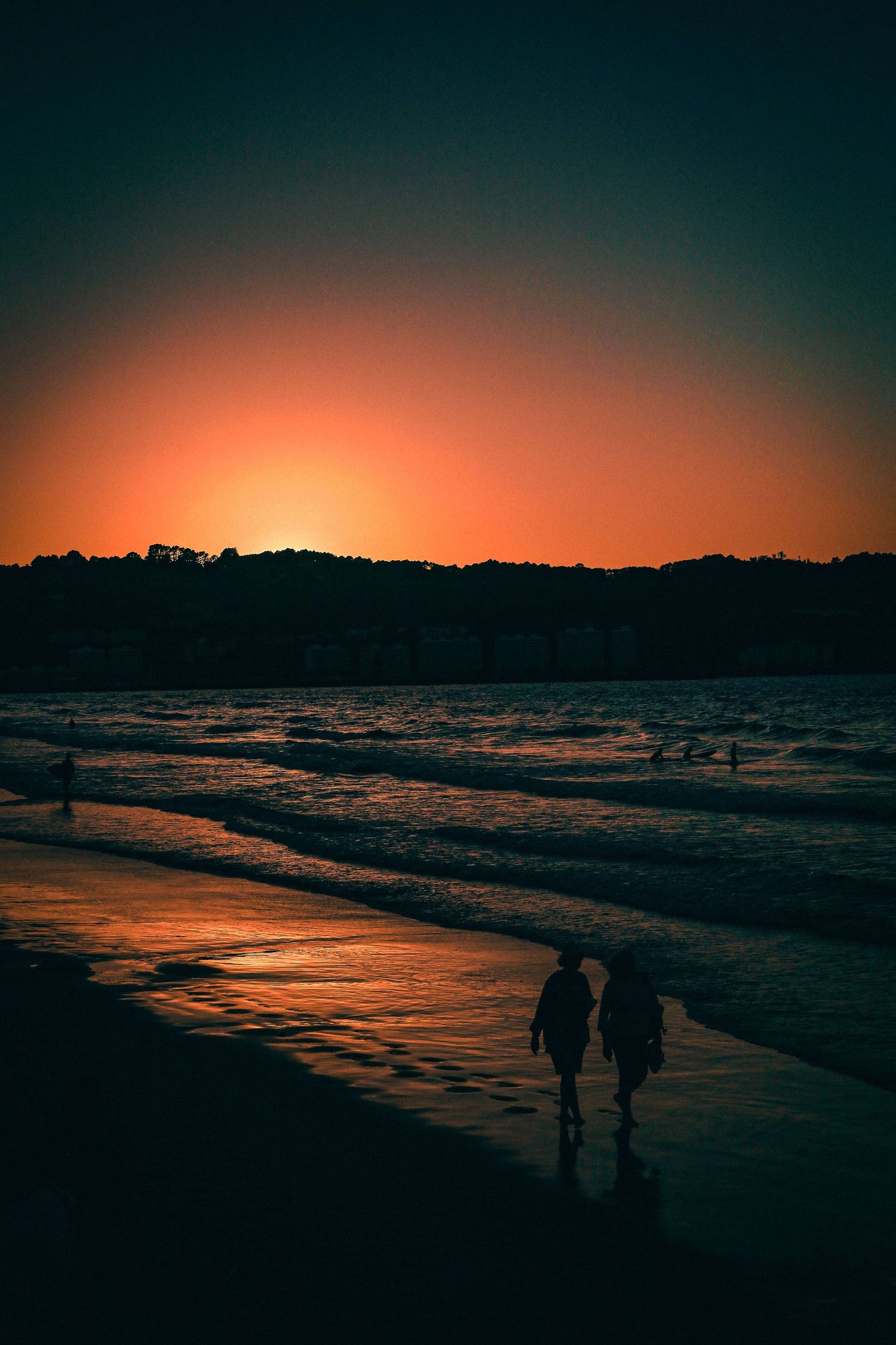 Marche sur la plage du Pays Basque pendant un magnifique coucher de soleil. Storytelling, cadre, poster, rêve, invitation au voyage