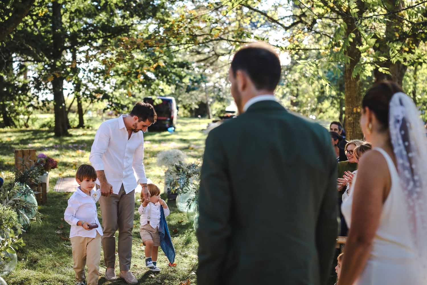 Moment d'émotion pure : les enfants d'honneur apportent les alliances aux mariés pendant la cérémonie.