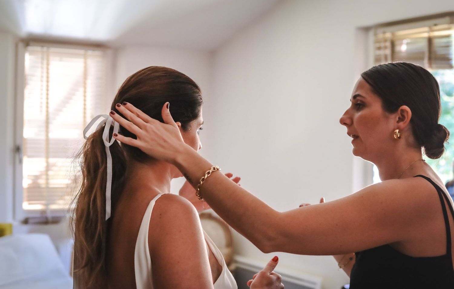 Portrait intime et lumineux pendant les préparatifs de la mariée en Occitanie.