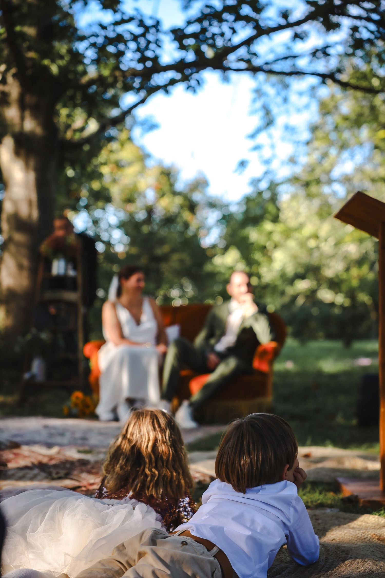 Scène authentique des enfants qui regardent avec passion la couple qui uni son union en ce jour