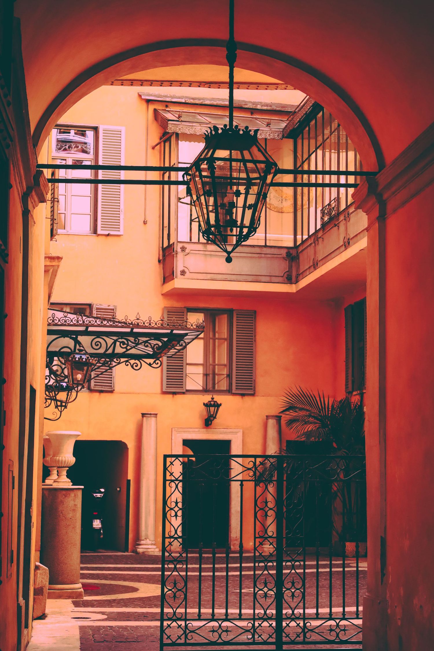 Architecture italienne très colorée et orangée à Rome.