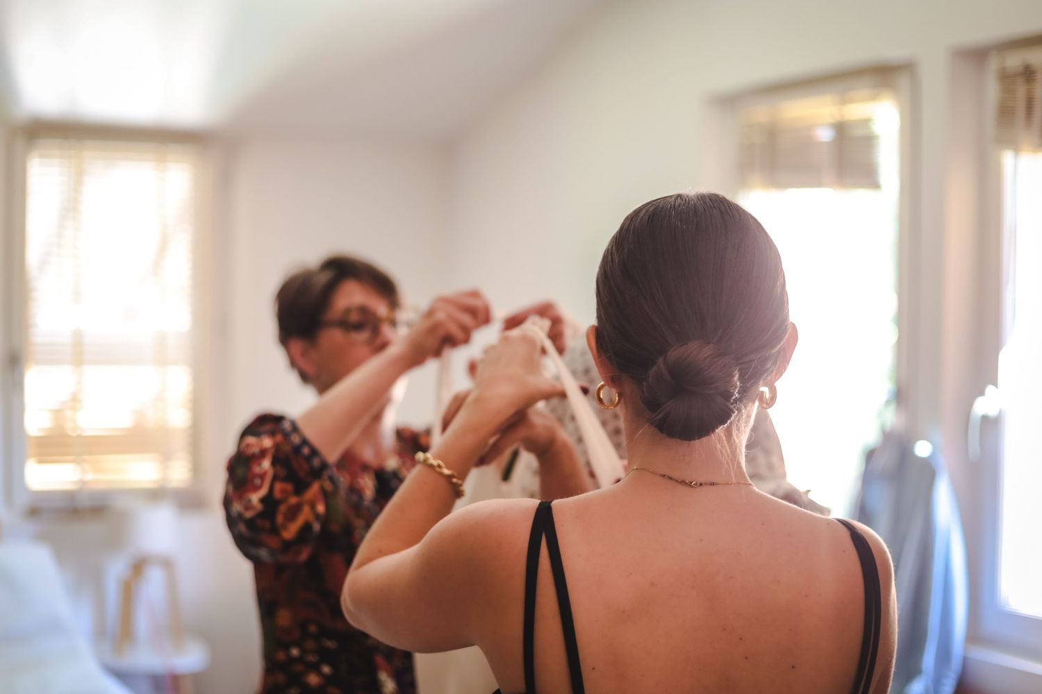 Détails élégants de la préparation de la mariée en lumière naturelle.