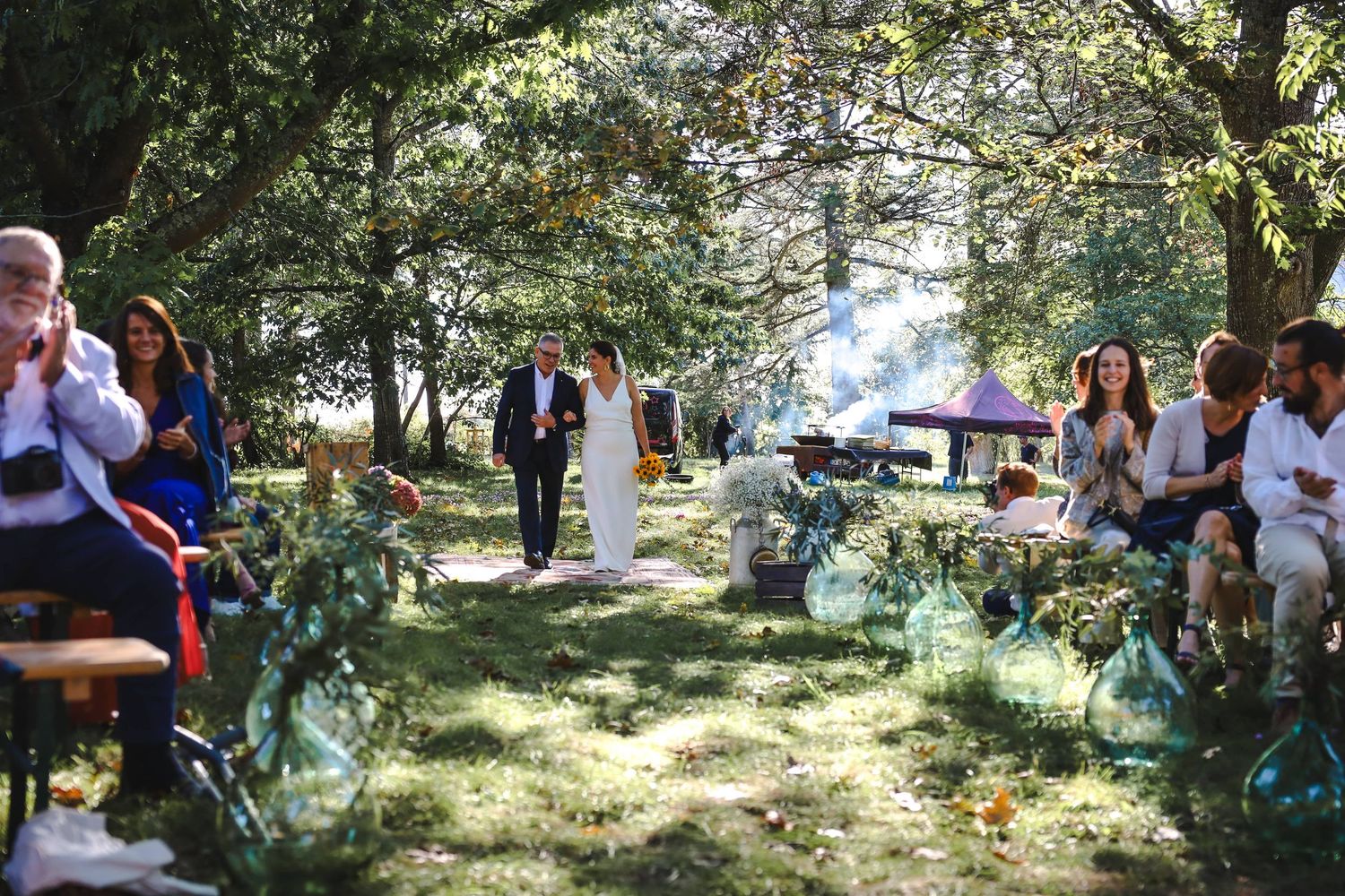 Arrivée à la cérémonie laïque de la mariée et de son père devant les témoins et les invités dans le Tarn