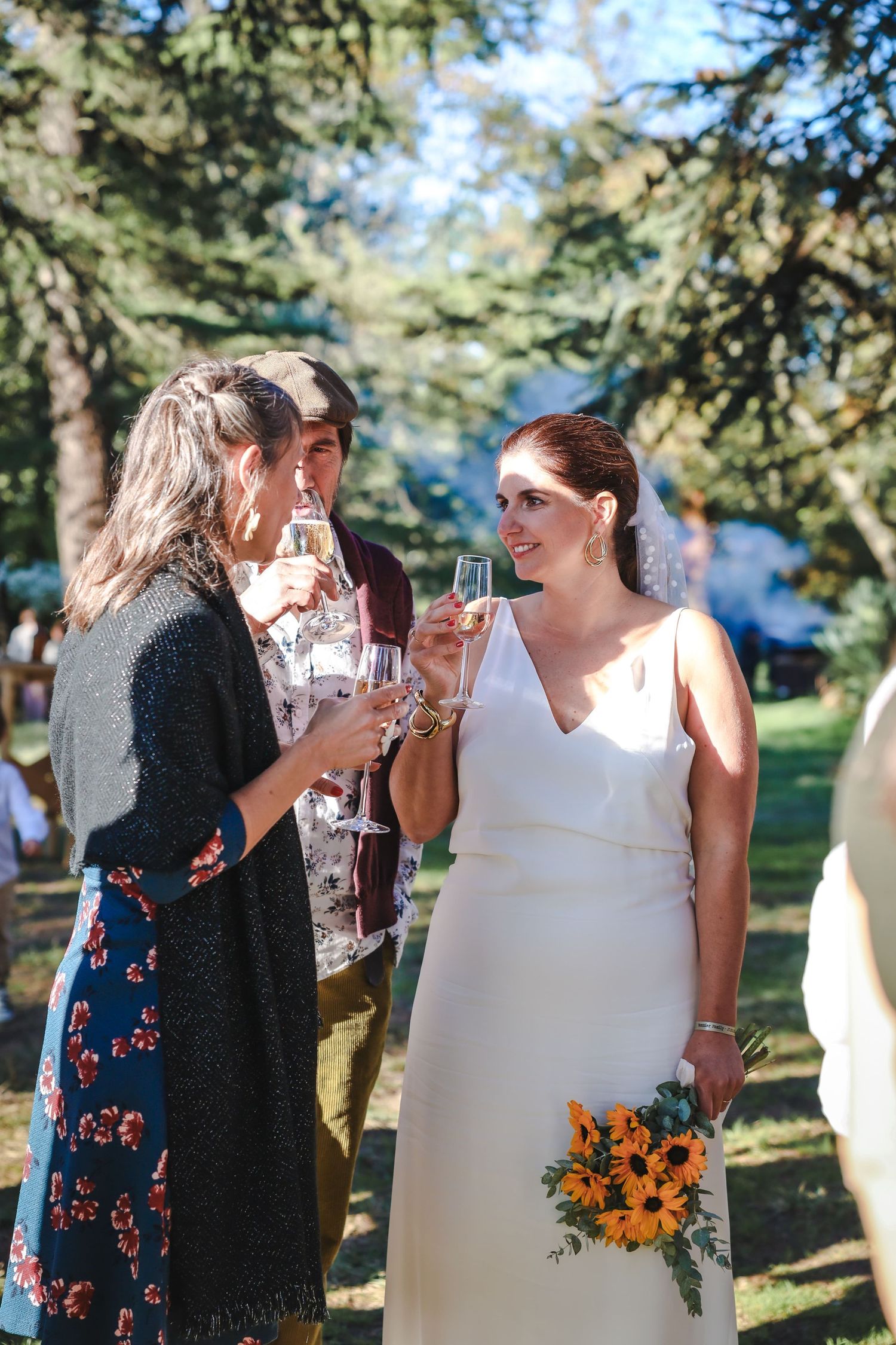 Vin d'honneur élégant en extérieur, ambiance reportage de mariage