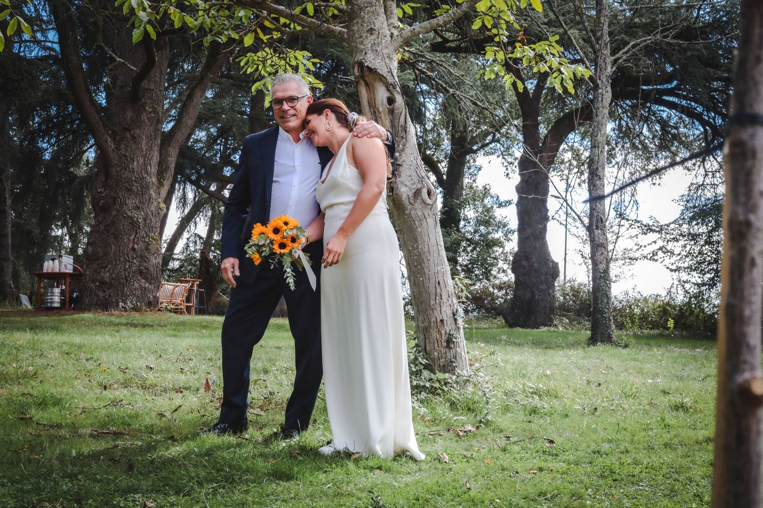 Moment d'émotion entre la mariée et son papa avant la cérémonie de mariage à l'église