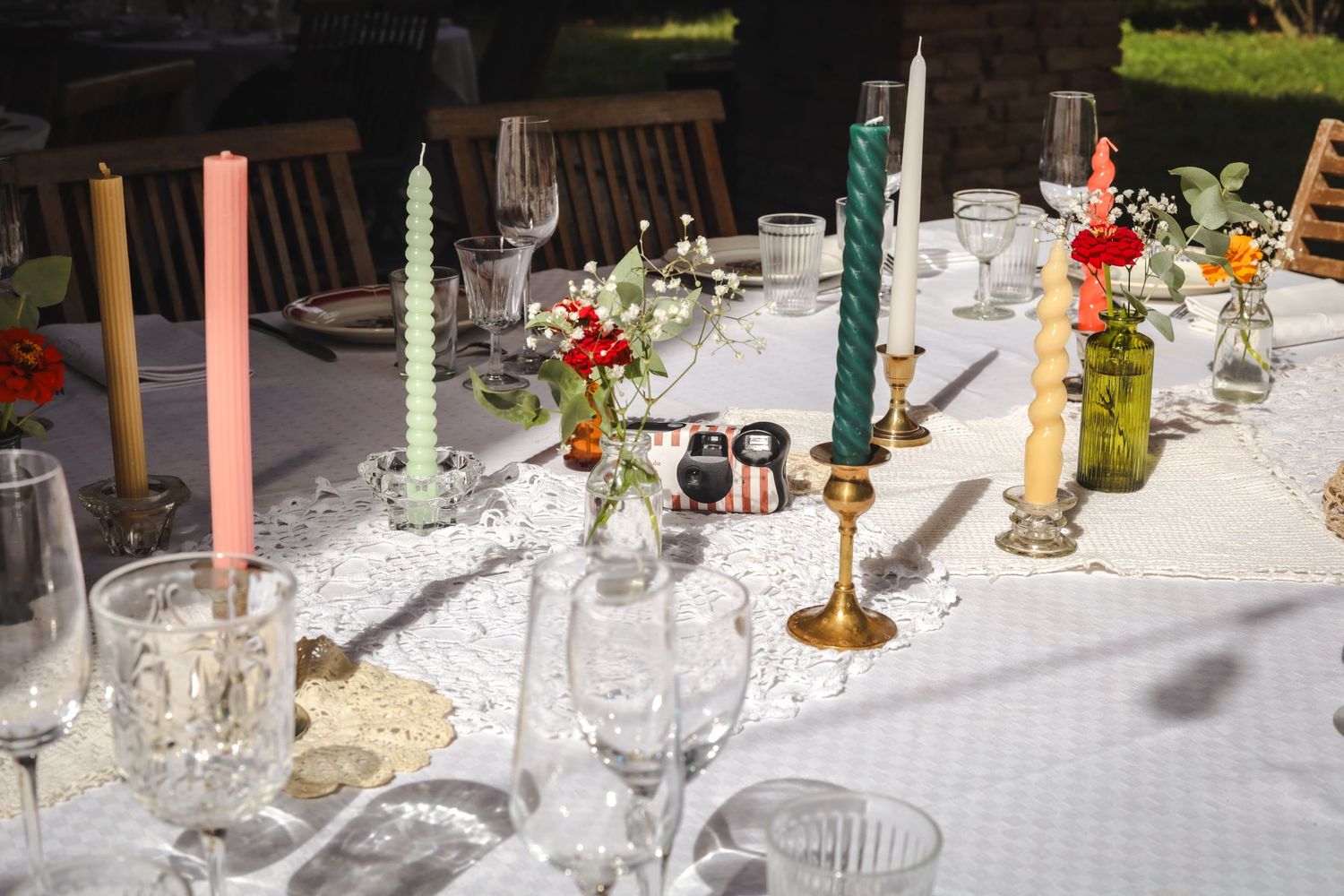 Décoration de table de mariage bohème et chic, détails floraux.