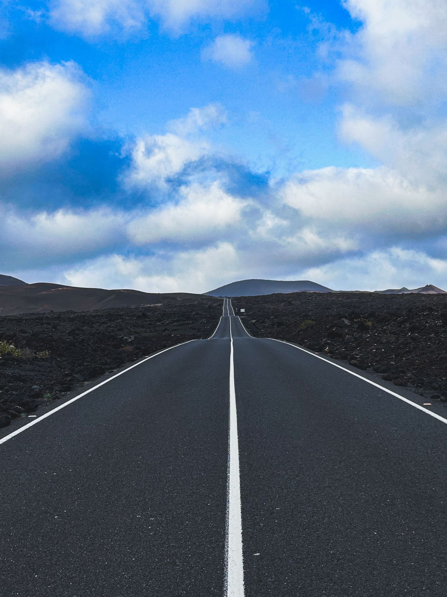 La liberté des grands espaces et des grandes routes infinie. Paysages lunaire à Lanzarote