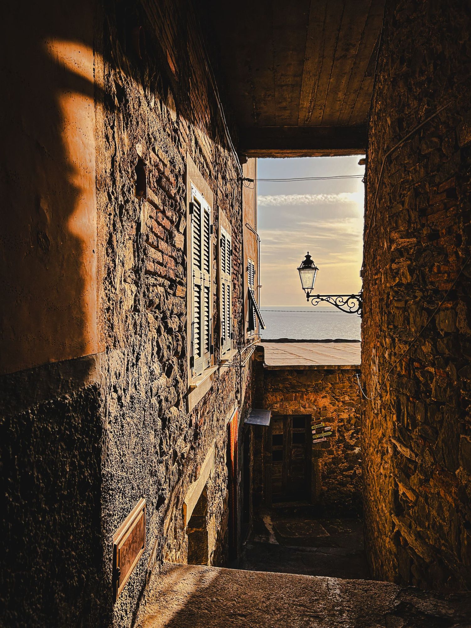 Lumière de coucher de soleil sur la pierre, dans une ruelle du petit village de Corniglia en Italie aux Cinq Terre
