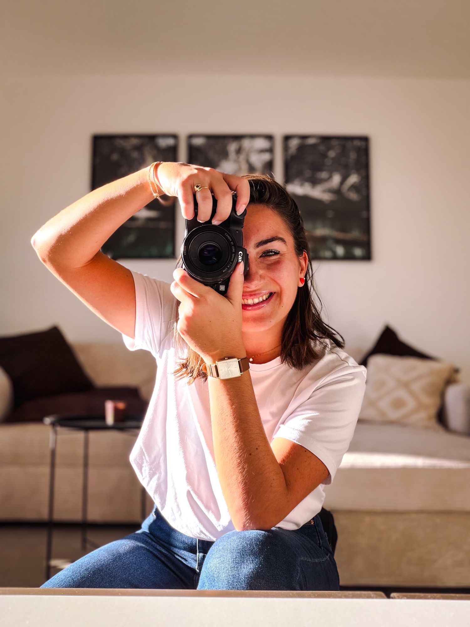Votre photographe au travail, capture d'instants authentiques en lumière naturelle.