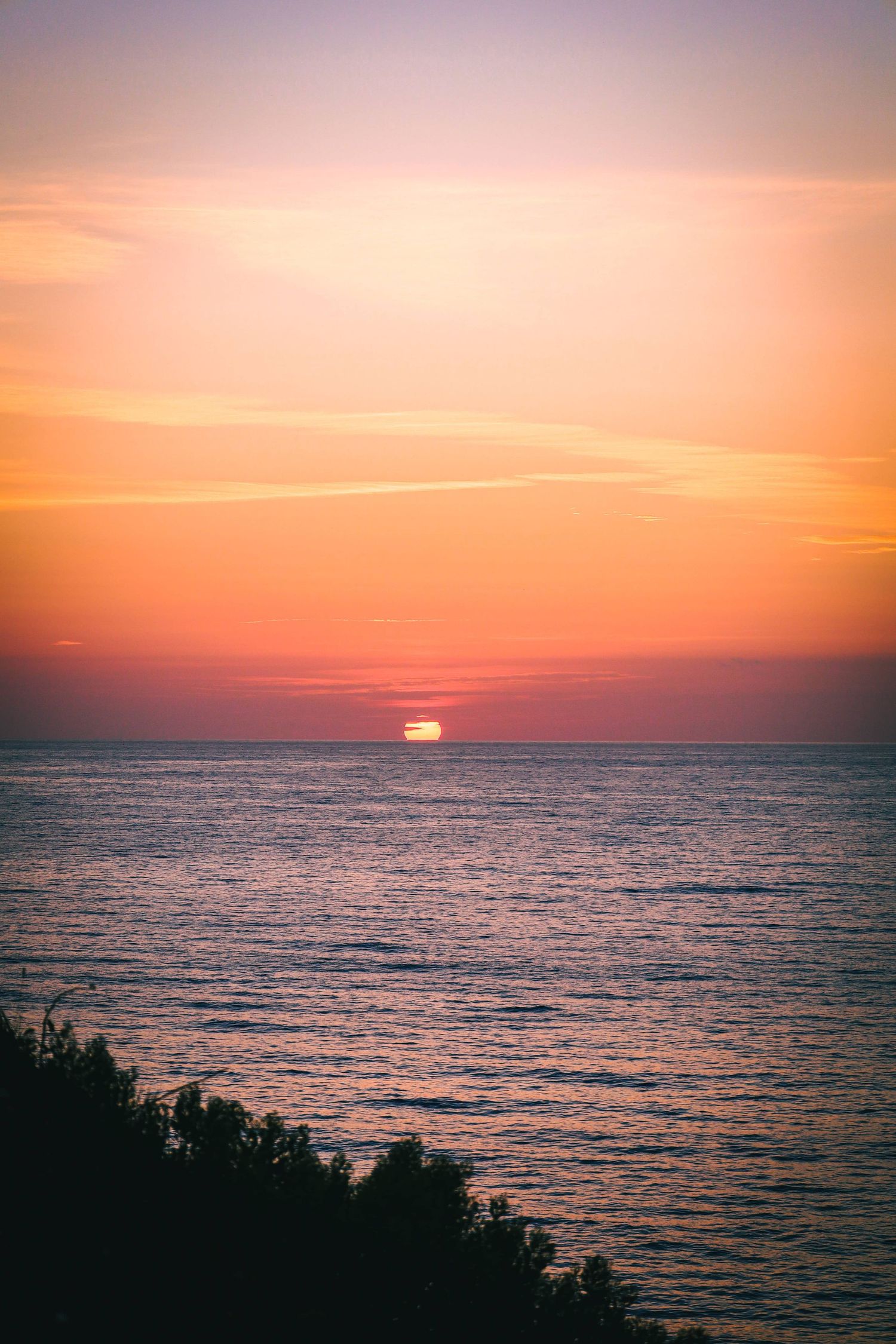 Sunset sur l'océan, couleurs chaudes au Pays Basque, la côte ouest Française.